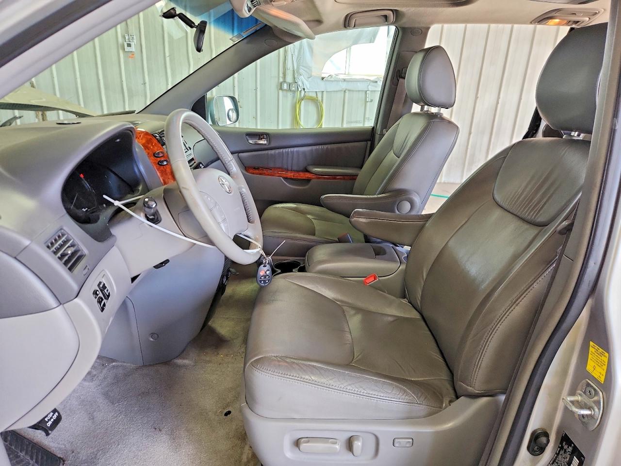 2010 Toyota Sienna Xle Silver vin: 5TDDK4CCXAS033790