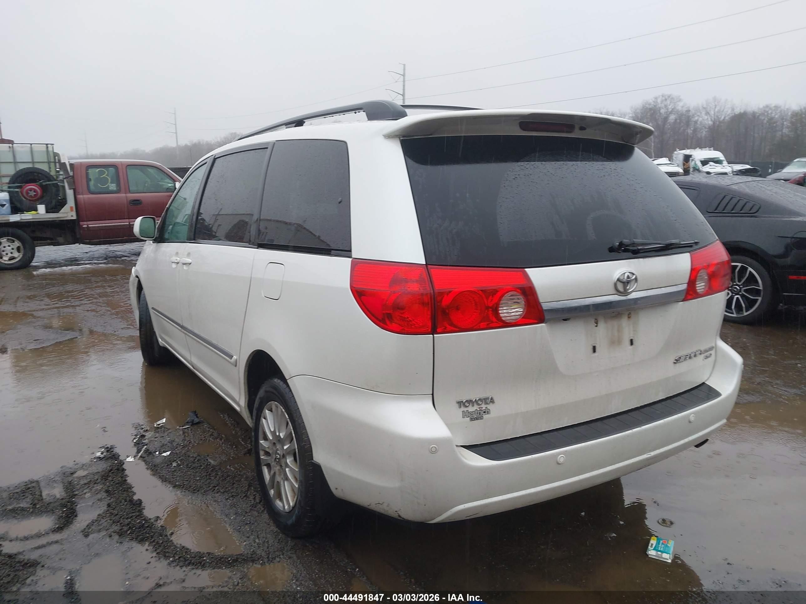 2010 Toyota Sienna Limited White vin: 5TDDK4CCXAS033949