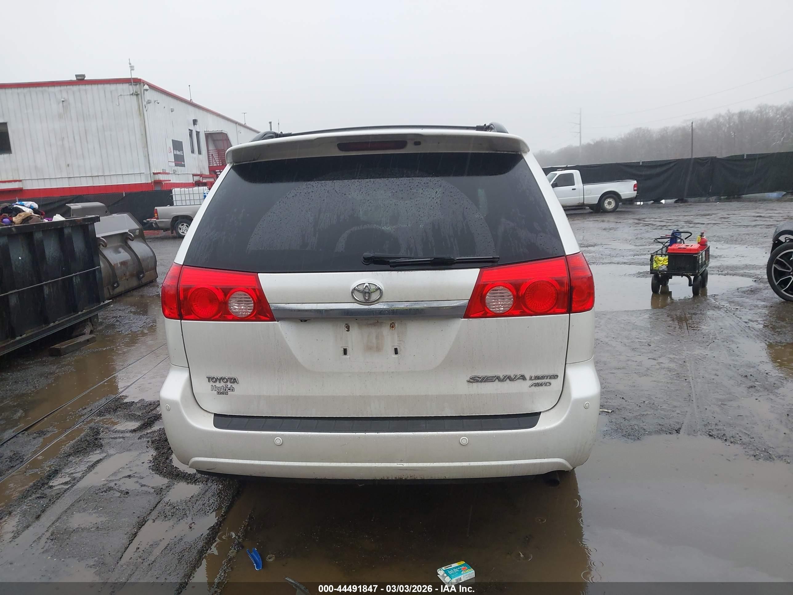 2010 Toyota Sienna Limited White vin: 5TDDK4CCXAS033949