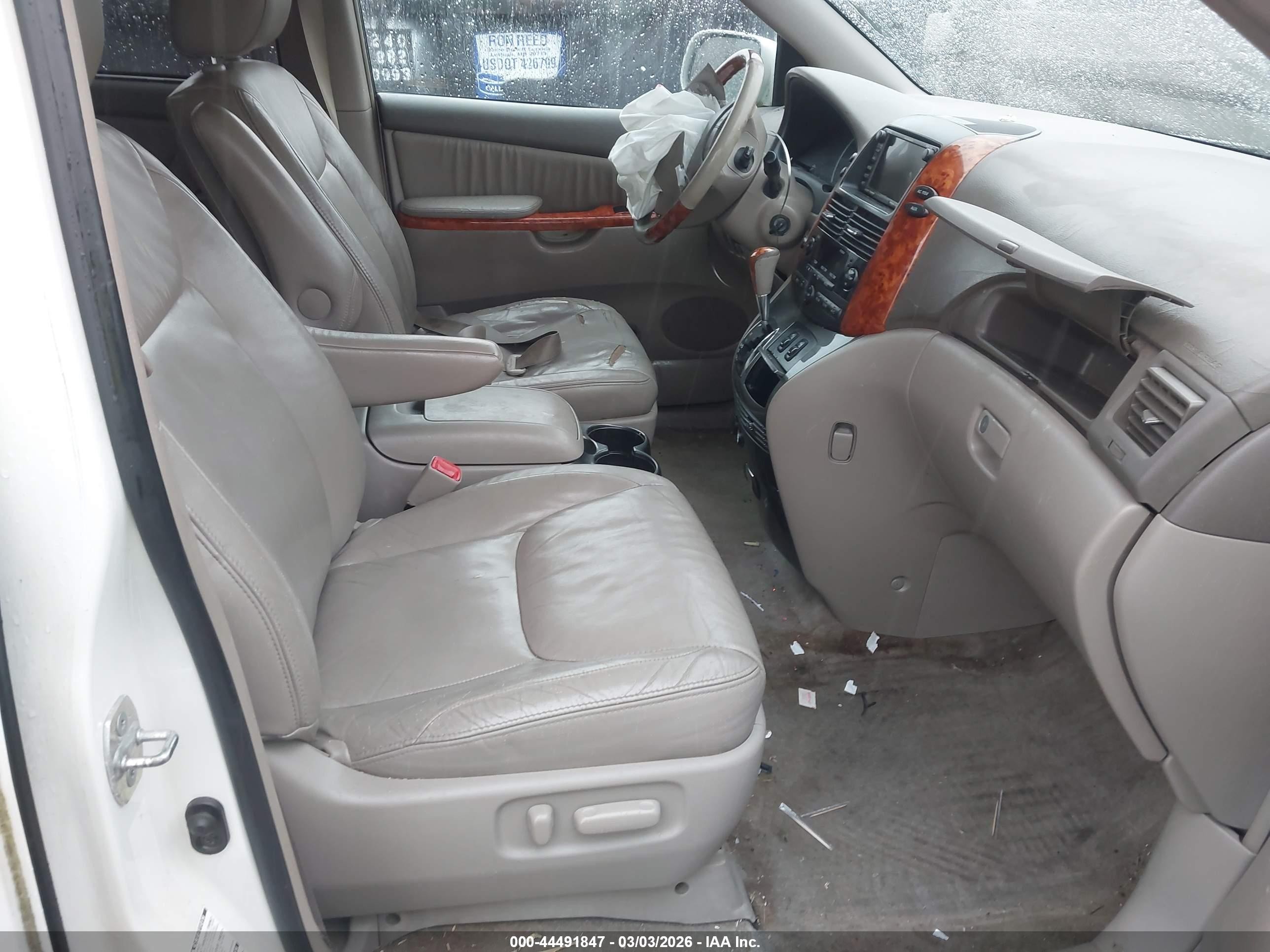 2010 Toyota Sienna Limited White vin: 5TDDK4CCXAS033949