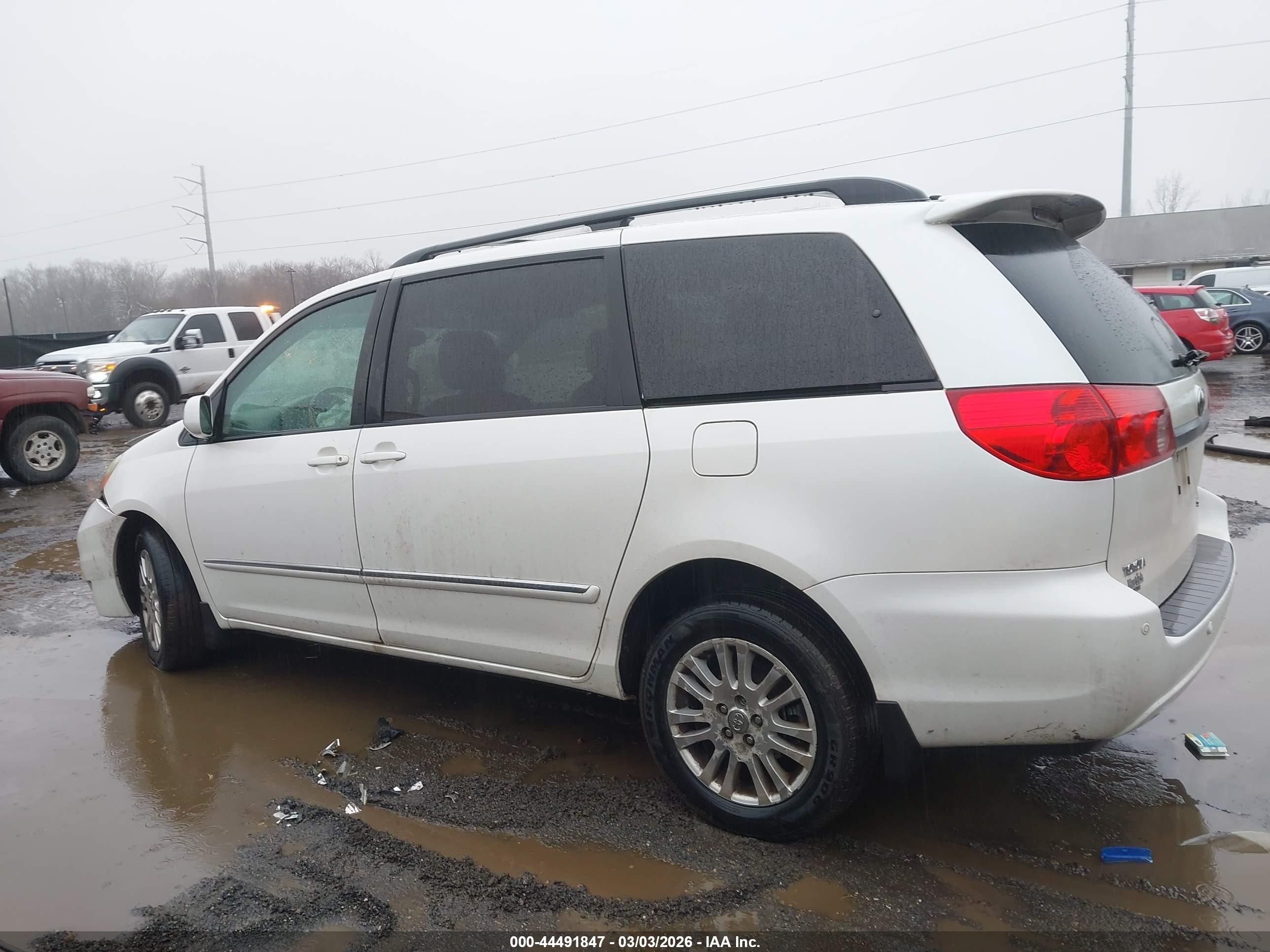 2010 Toyota Sienna Limited White vin: 5TDDK4CCXAS033949