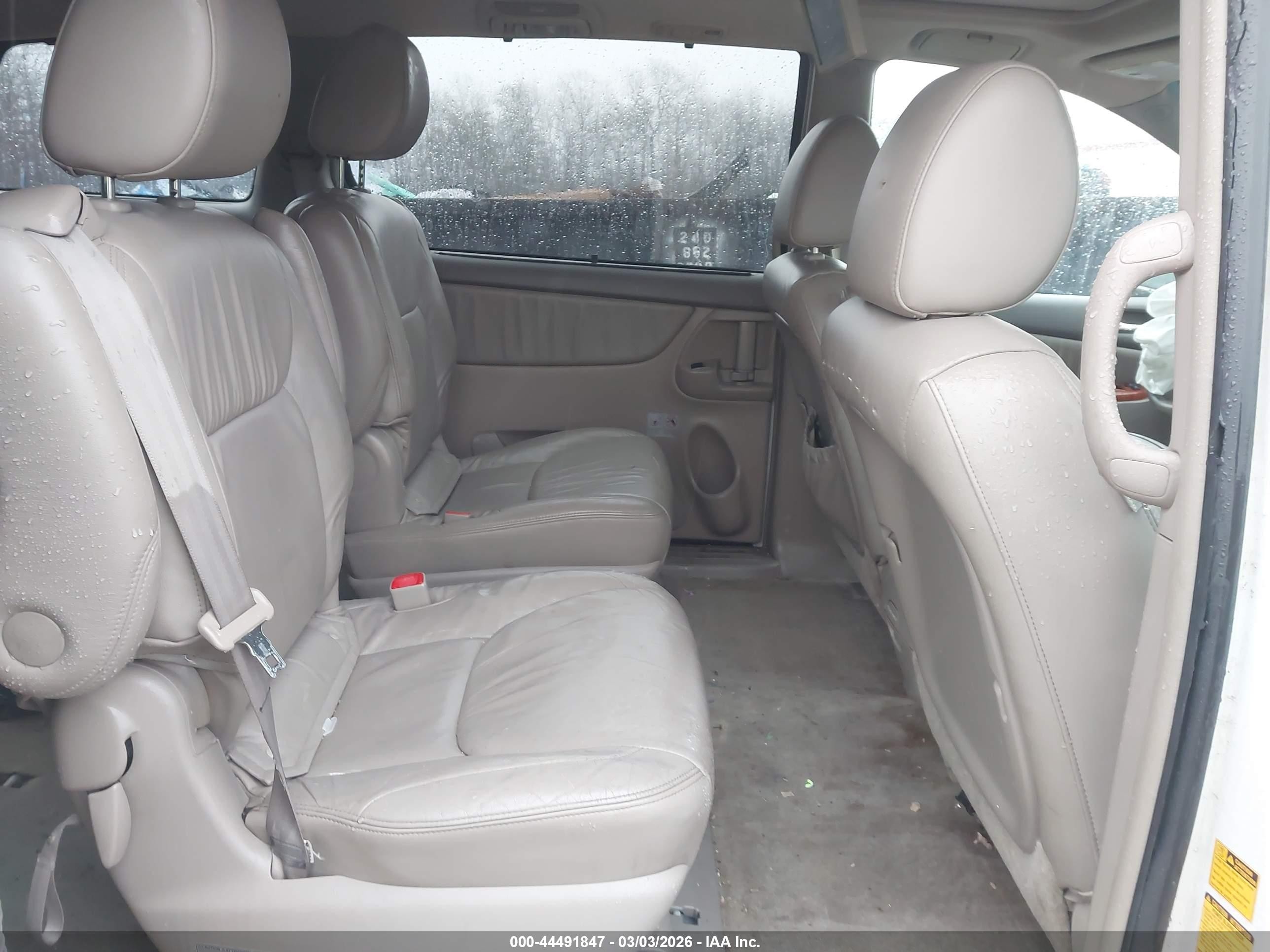2010 Toyota Sienna Limited White vin: 5TDDK4CCXAS033949