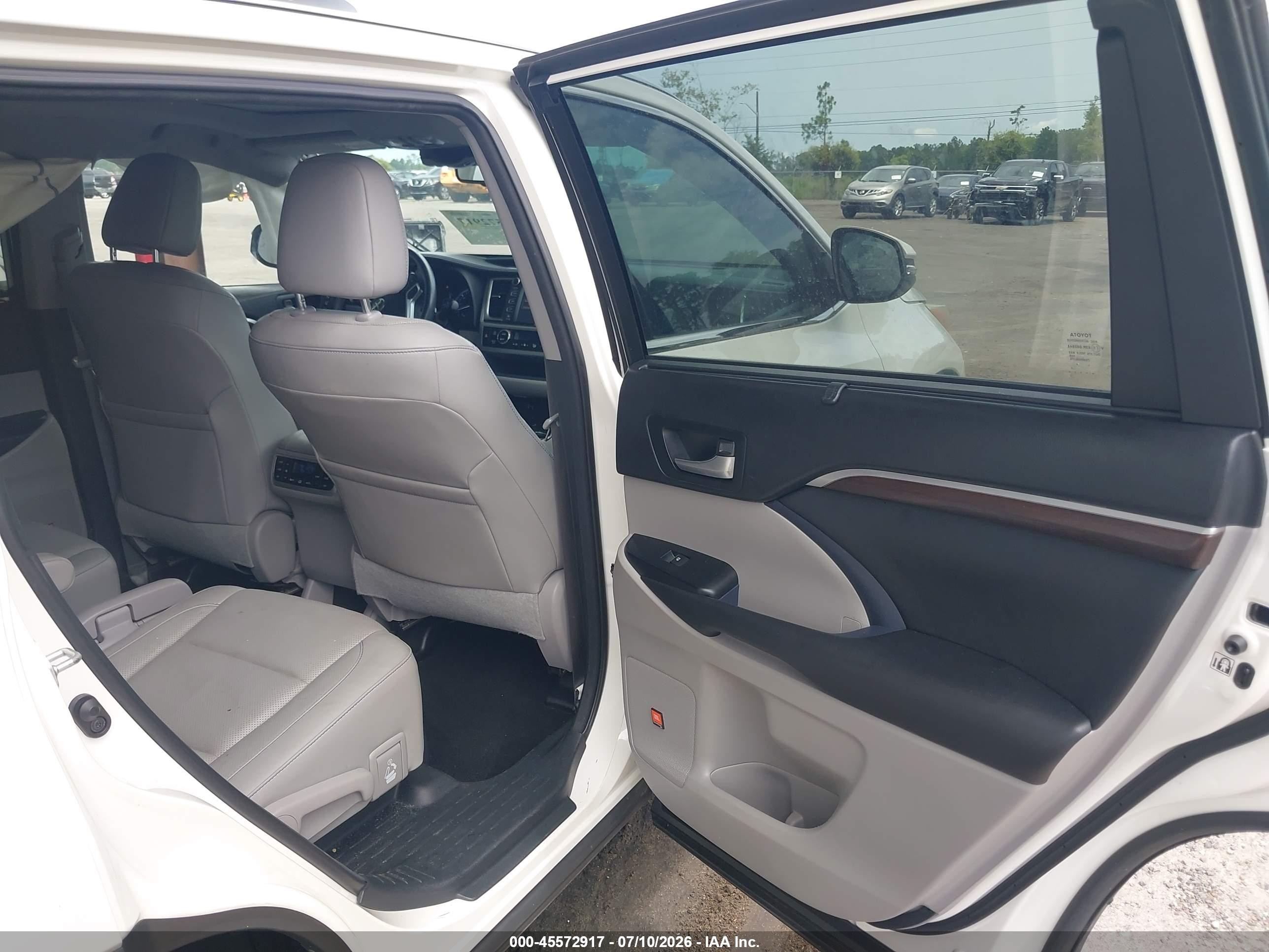2015 Toyota Highlander Limited Platinum V6 White vin: 5TDDKRFH1FS208150