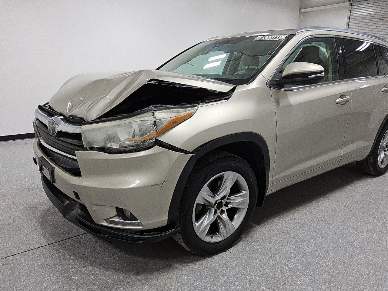 2014 Toyota Highlander Limited Platinum Tan vin: 5TDDKRFH2ES066096 Damage: Lf Fender Cladding, Broken, Replacement Required