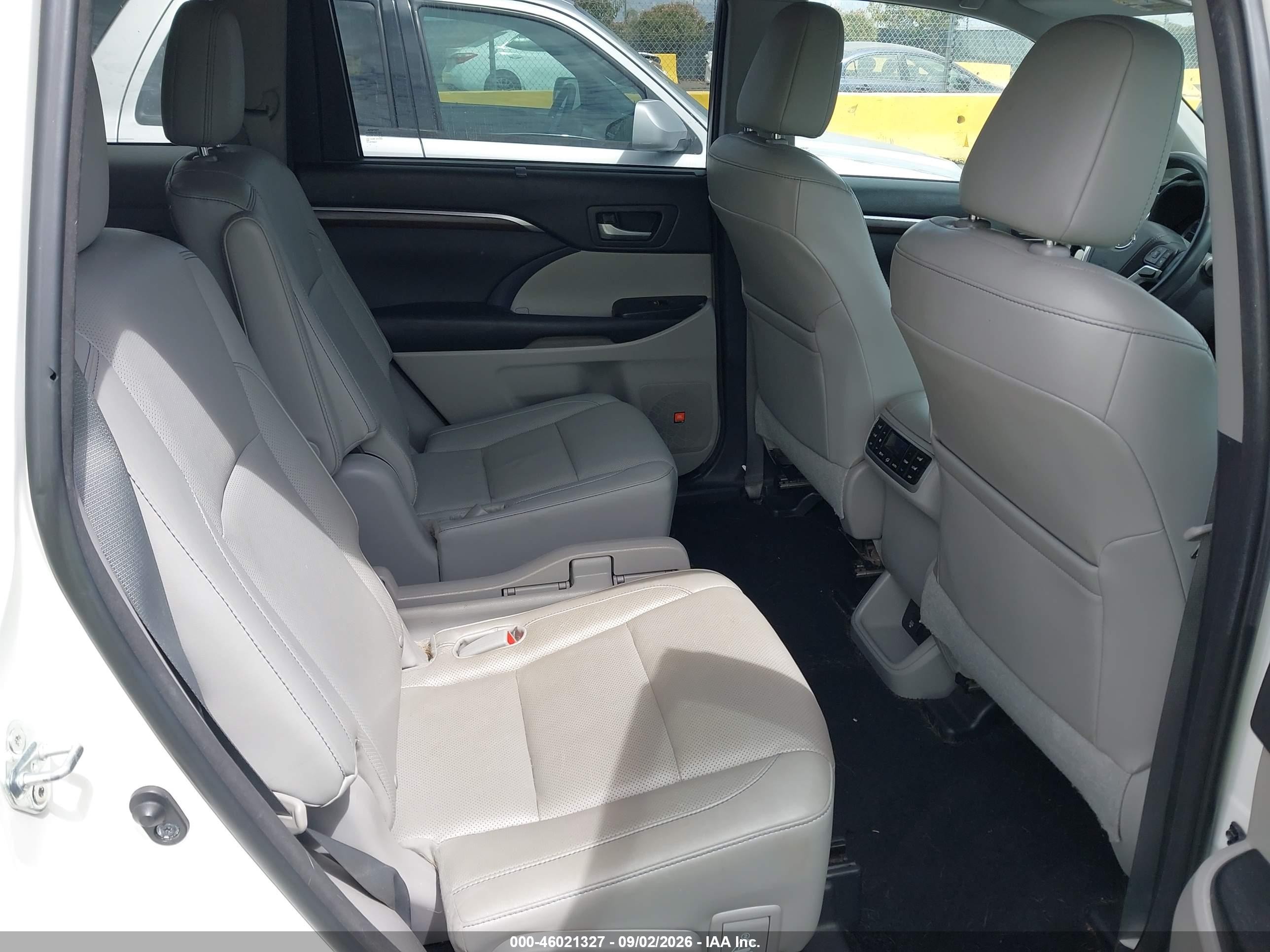 2015 Toyota Highlander Limited Platinum V6 White vin: 5TDDKRFH3FS100774