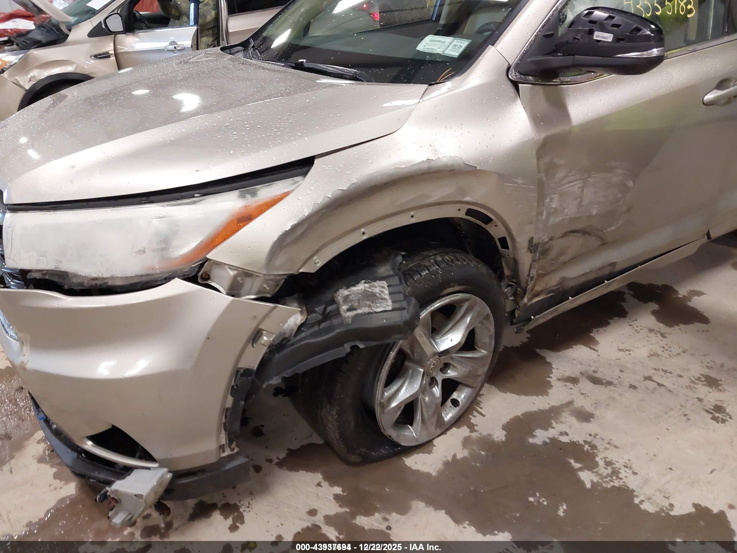 2015 Toyota Highlander Limited V6 Золотой vin: 5TDDKRFH6FS080133