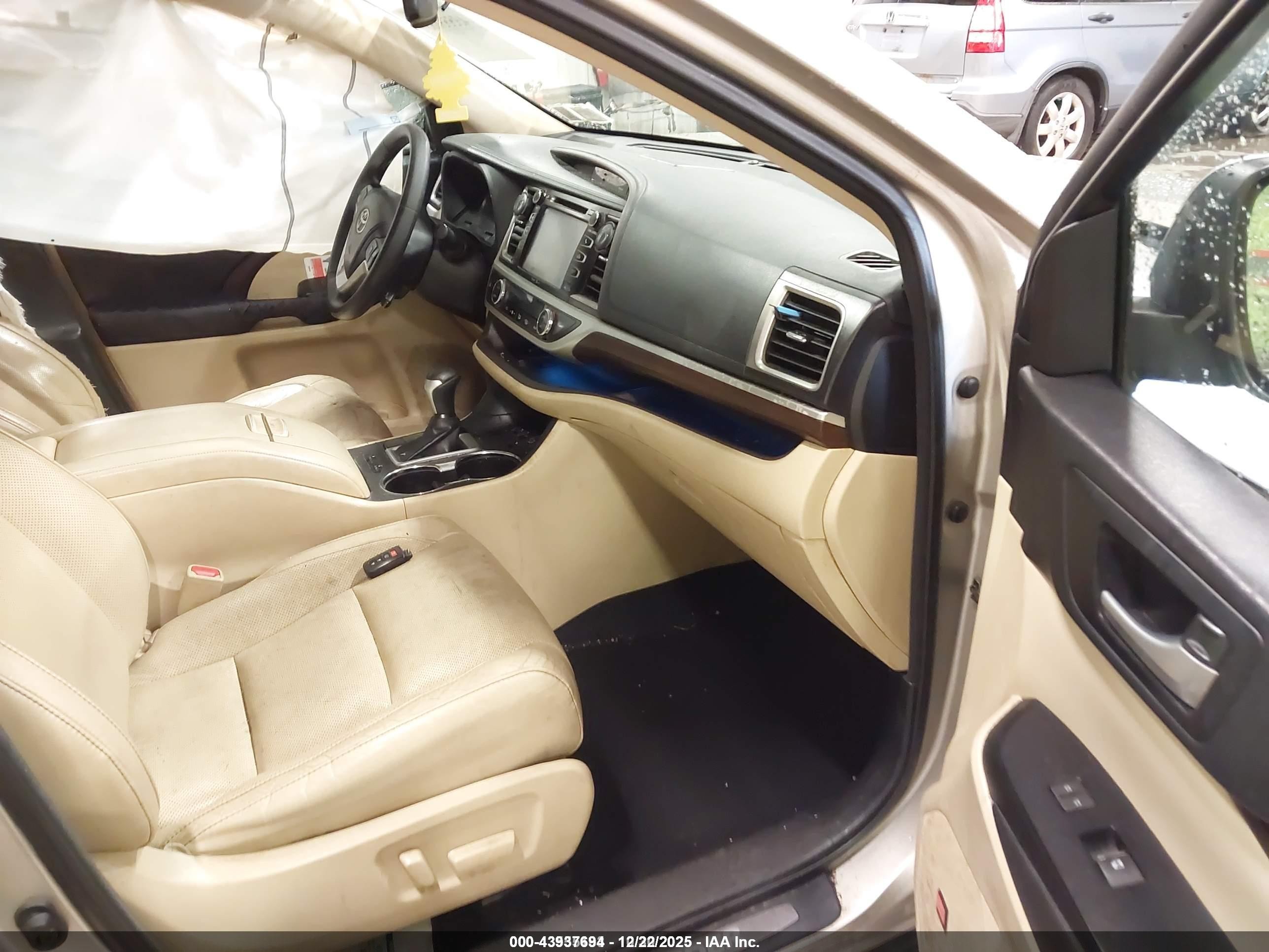 2015 Toyota Highlander Limited V6 Золотой vin: 5TDDKRFH6FS080133