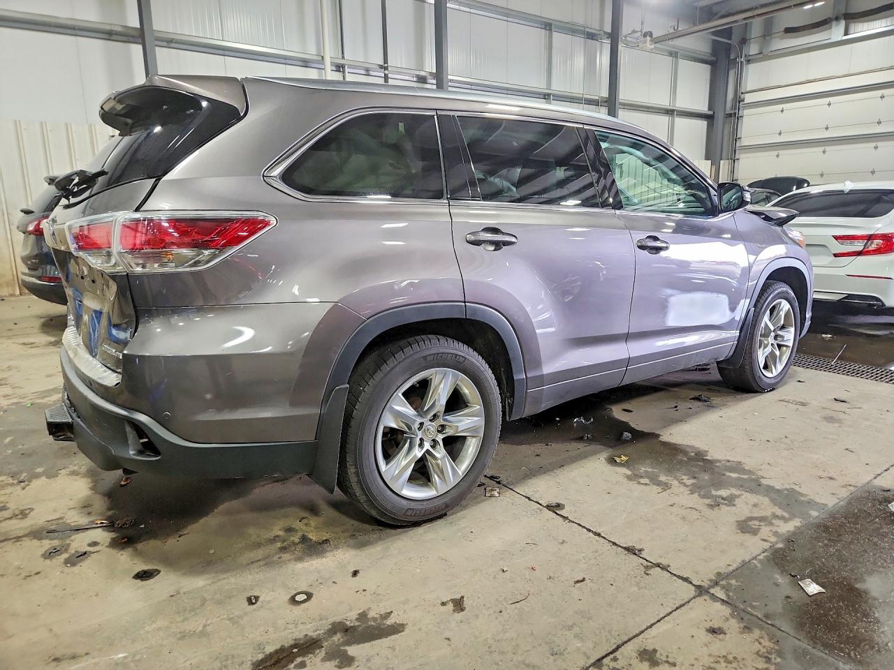 2015 Toyota Highlander Limited Platinum Gray vin: 5TDDKRFH7FS084031
