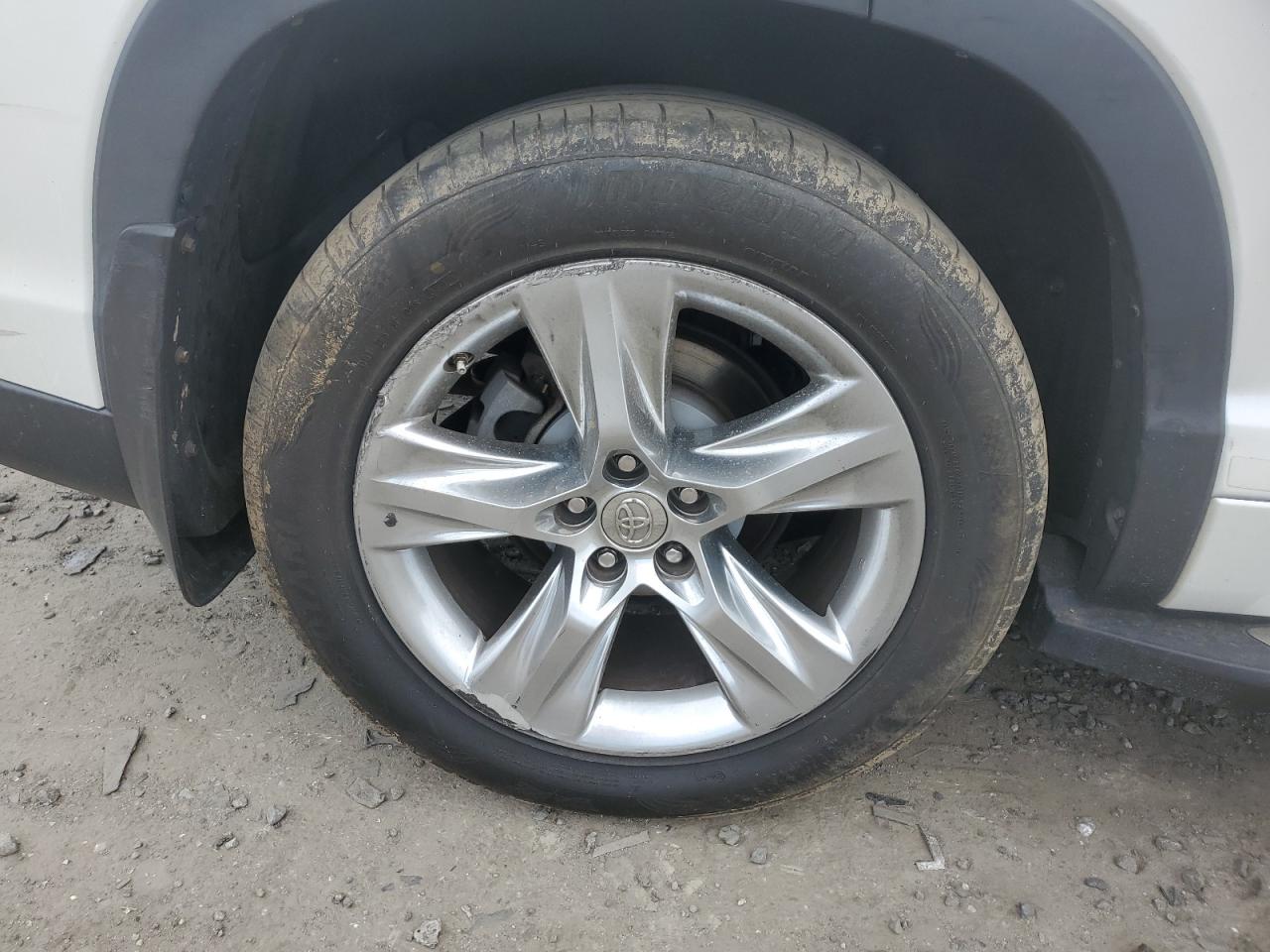 2015 Toyota Highlander Limited Platinum White vin: 5TDDKRFH7FS182606 Damage: Right Rear Wheel, Curb Rash, > 12 Inches