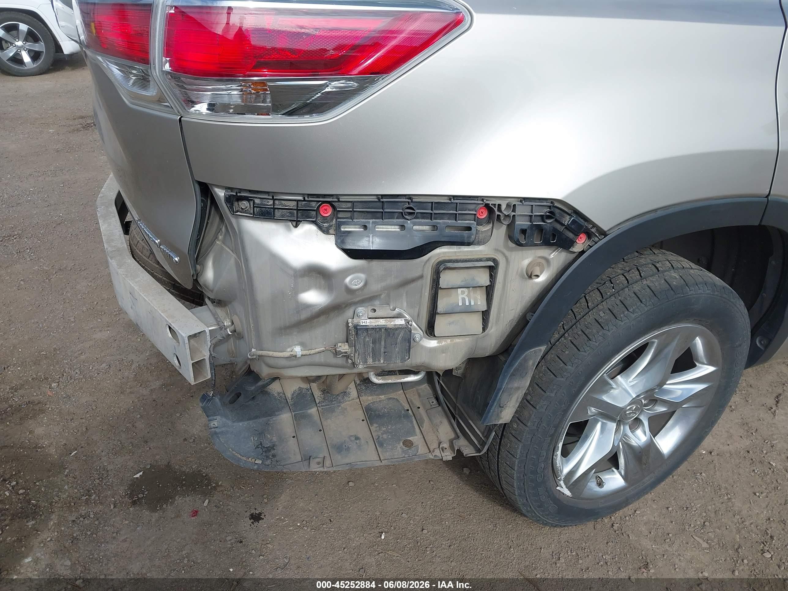 2015 Toyota Highlander Limited V6 Silver vin: 5TDDKRFH8FS146083