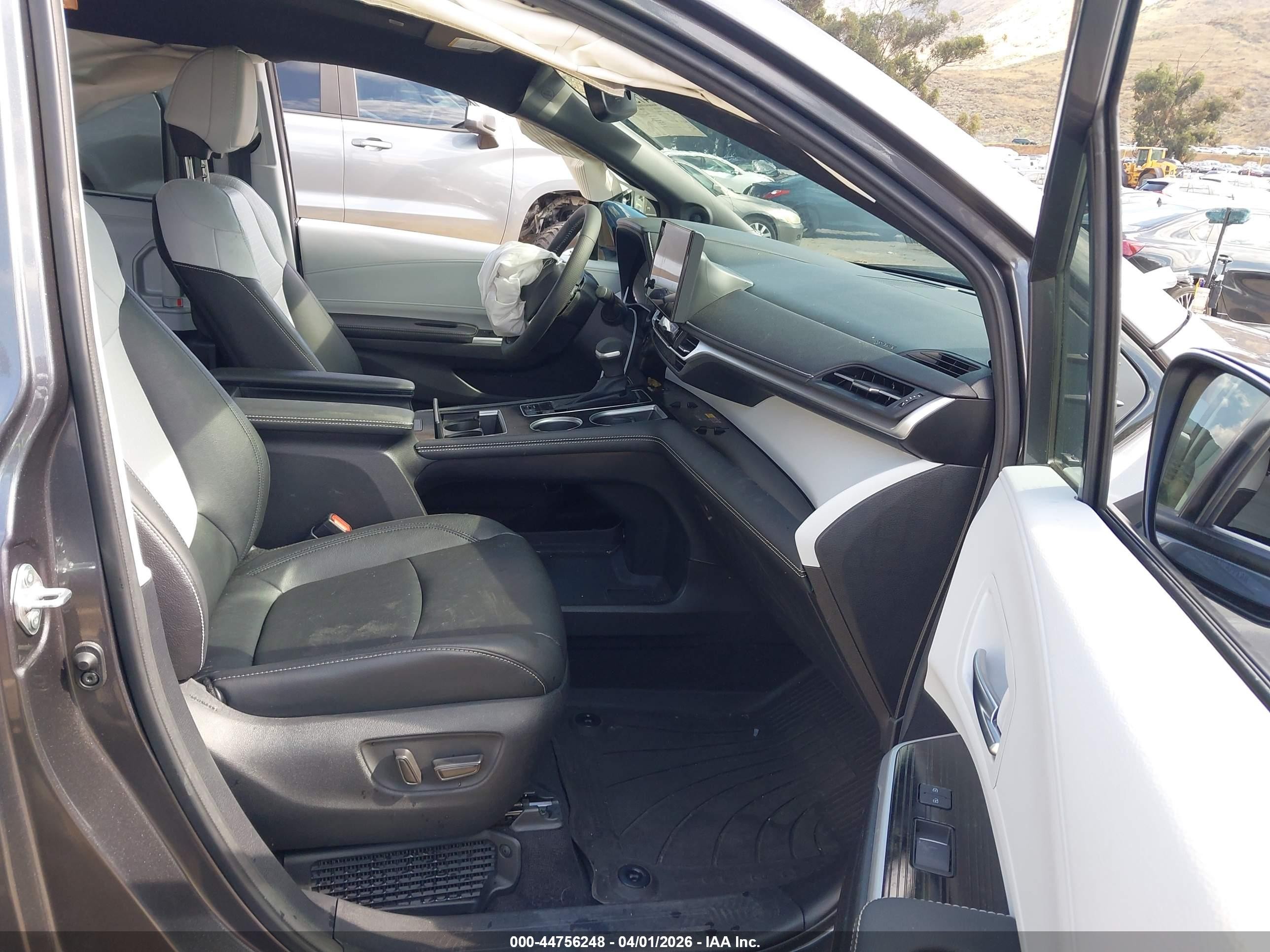2025 Toyota Sienna Xse Gray vin: 5TDDRKEC6SS280044