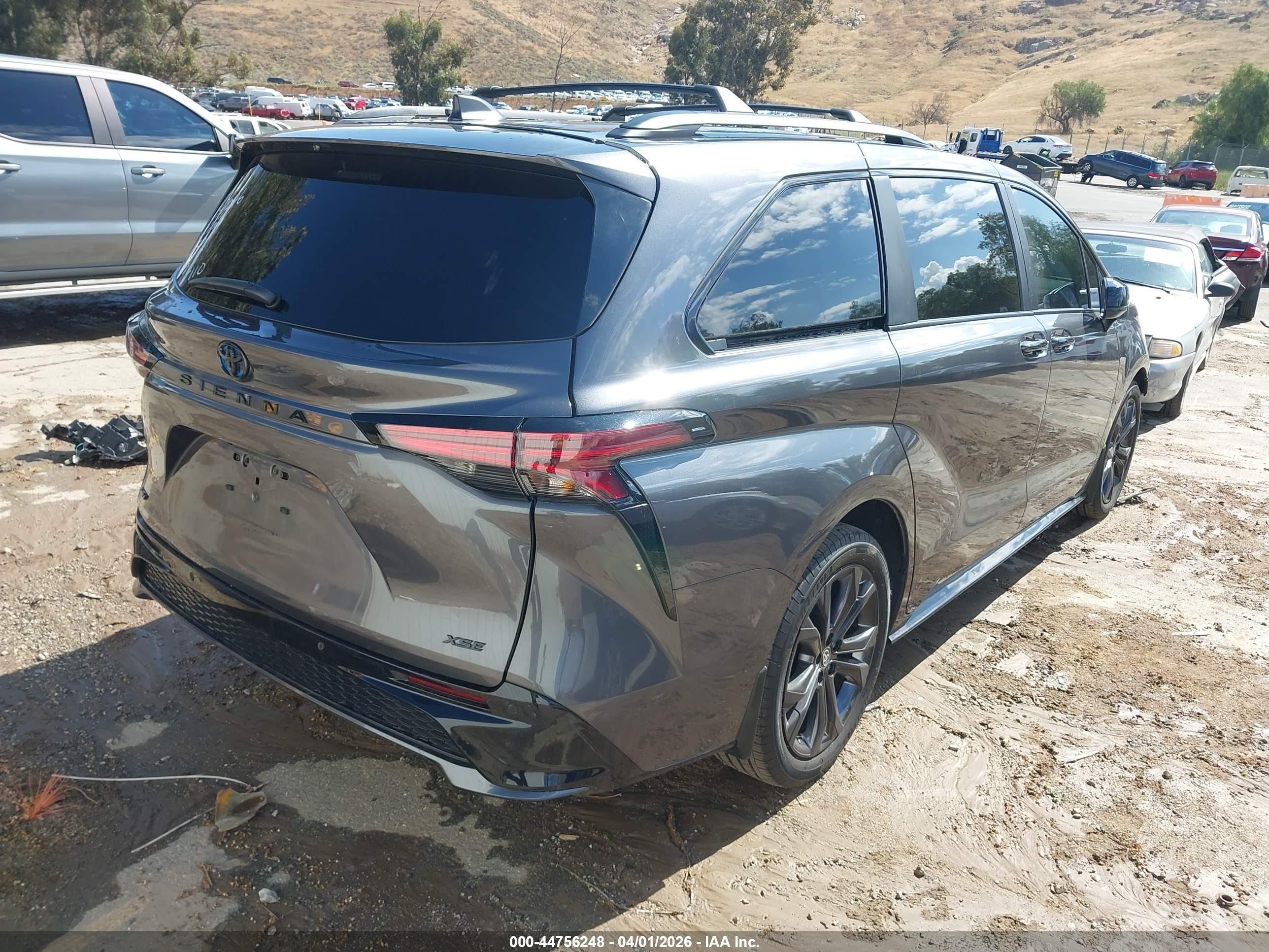 2025 Toyota Sienna Xse Gray vin: 5TDDRKEC6SS280044