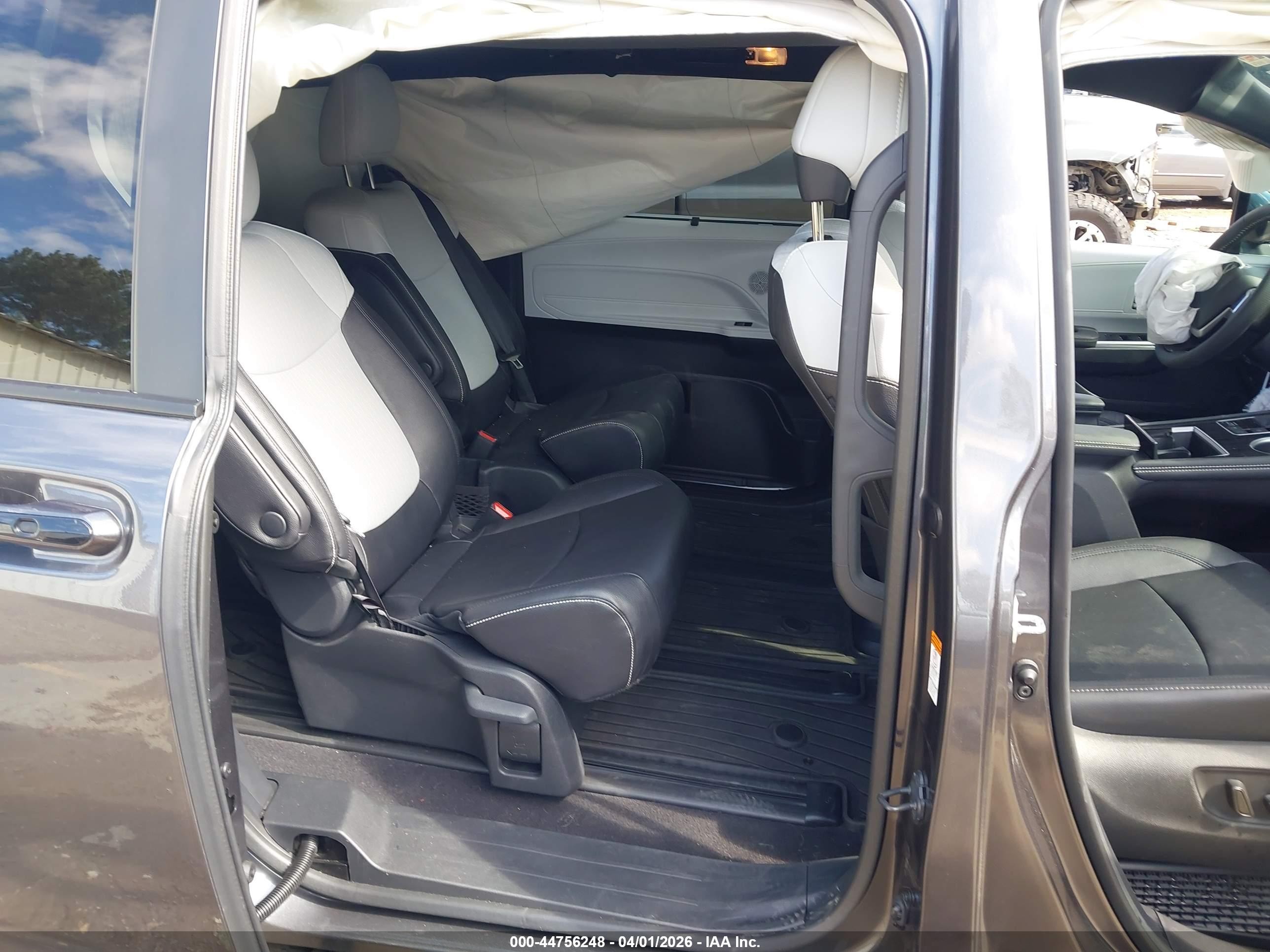 2025 Toyota Sienna Xse Gray vin: 5TDDRKEC6SS280044