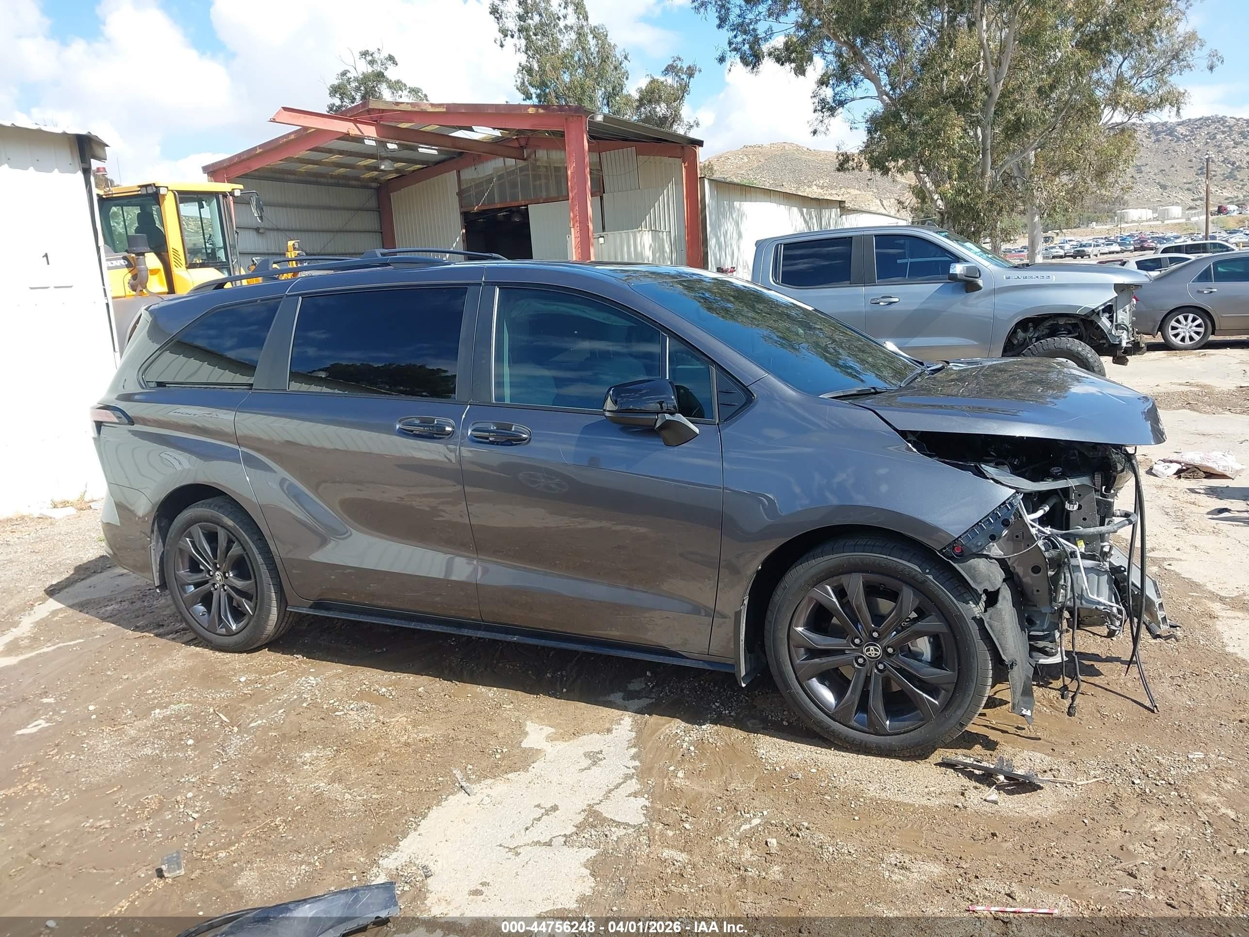 2025 Toyota Sienna Xse Gray vin: 5TDDRKEC6SS280044