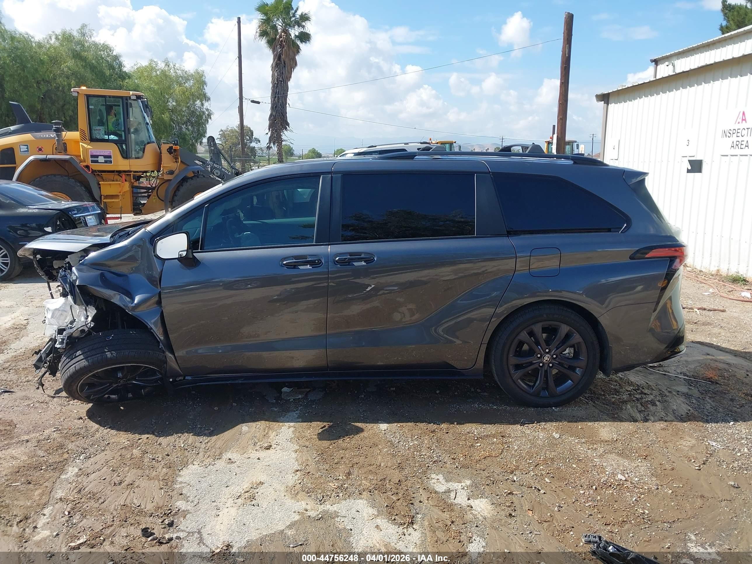 2025 Toyota Sienna Xse Gray vin: 5TDDRKEC6SS280044