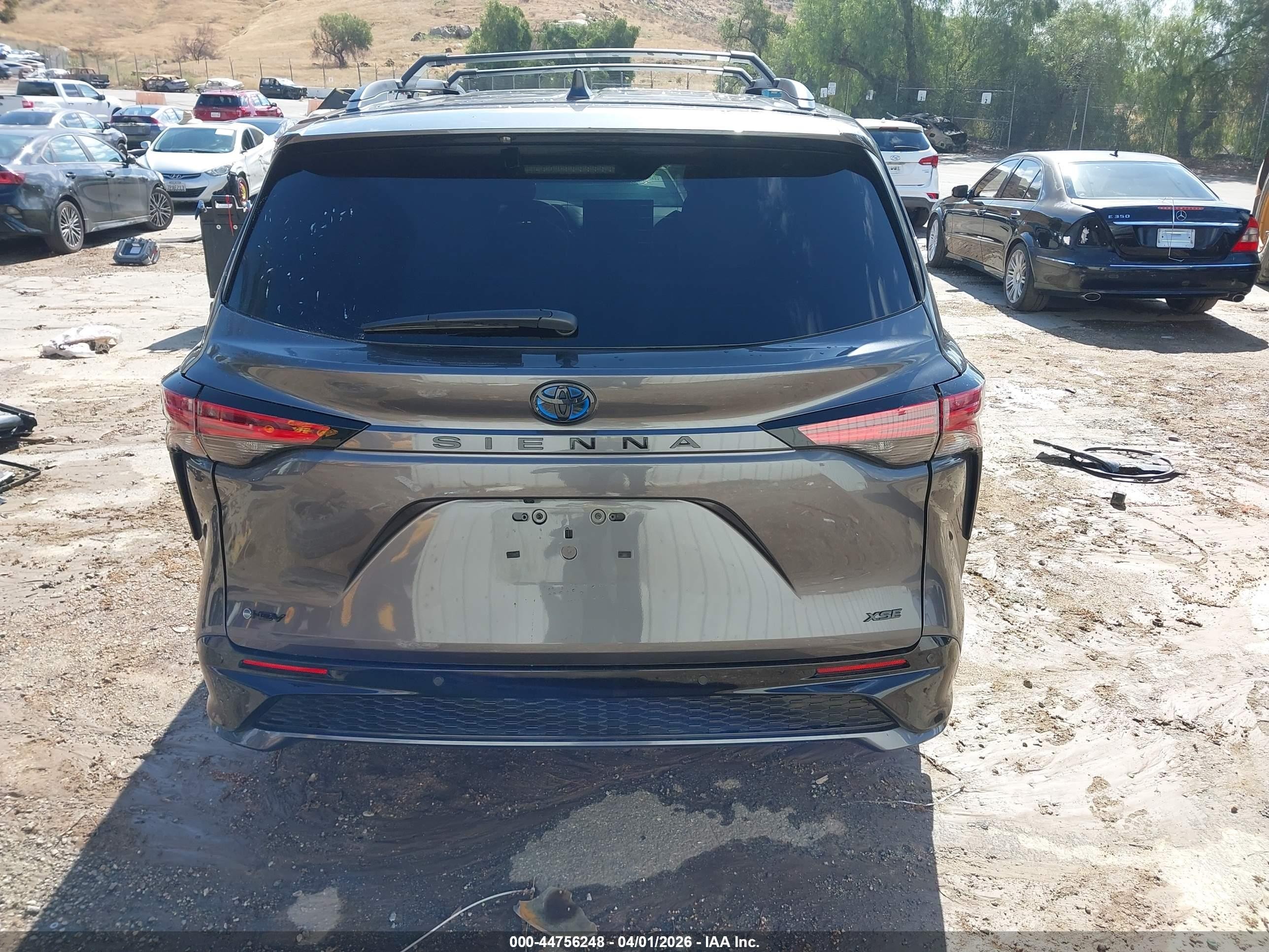 2025 Toyota Sienna Xse Gray vin: 5TDDRKEC6SS280044