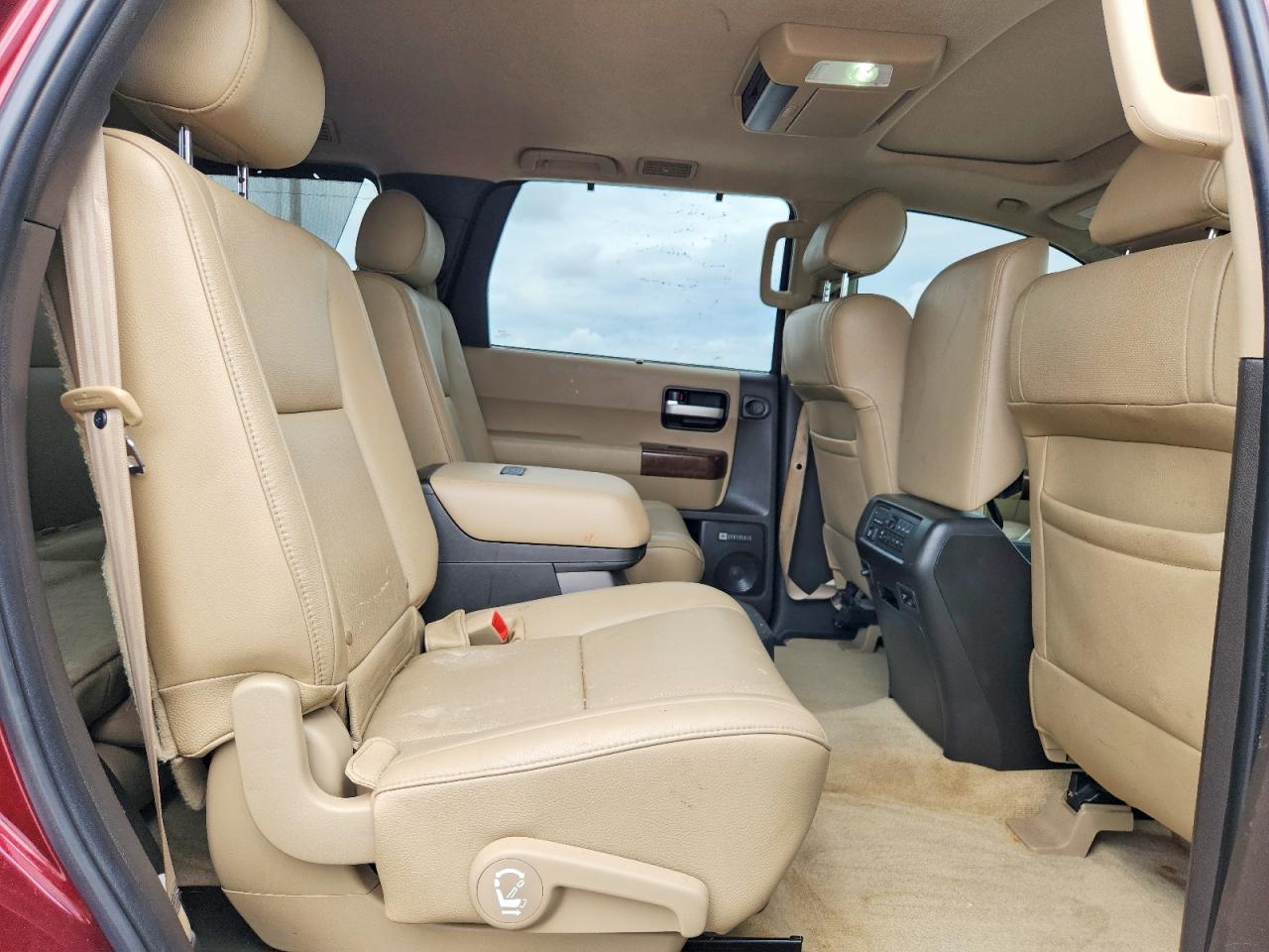 2010 Toyota Sequoia Platinum Burgundy vin: 5TDDW5G10AS029864