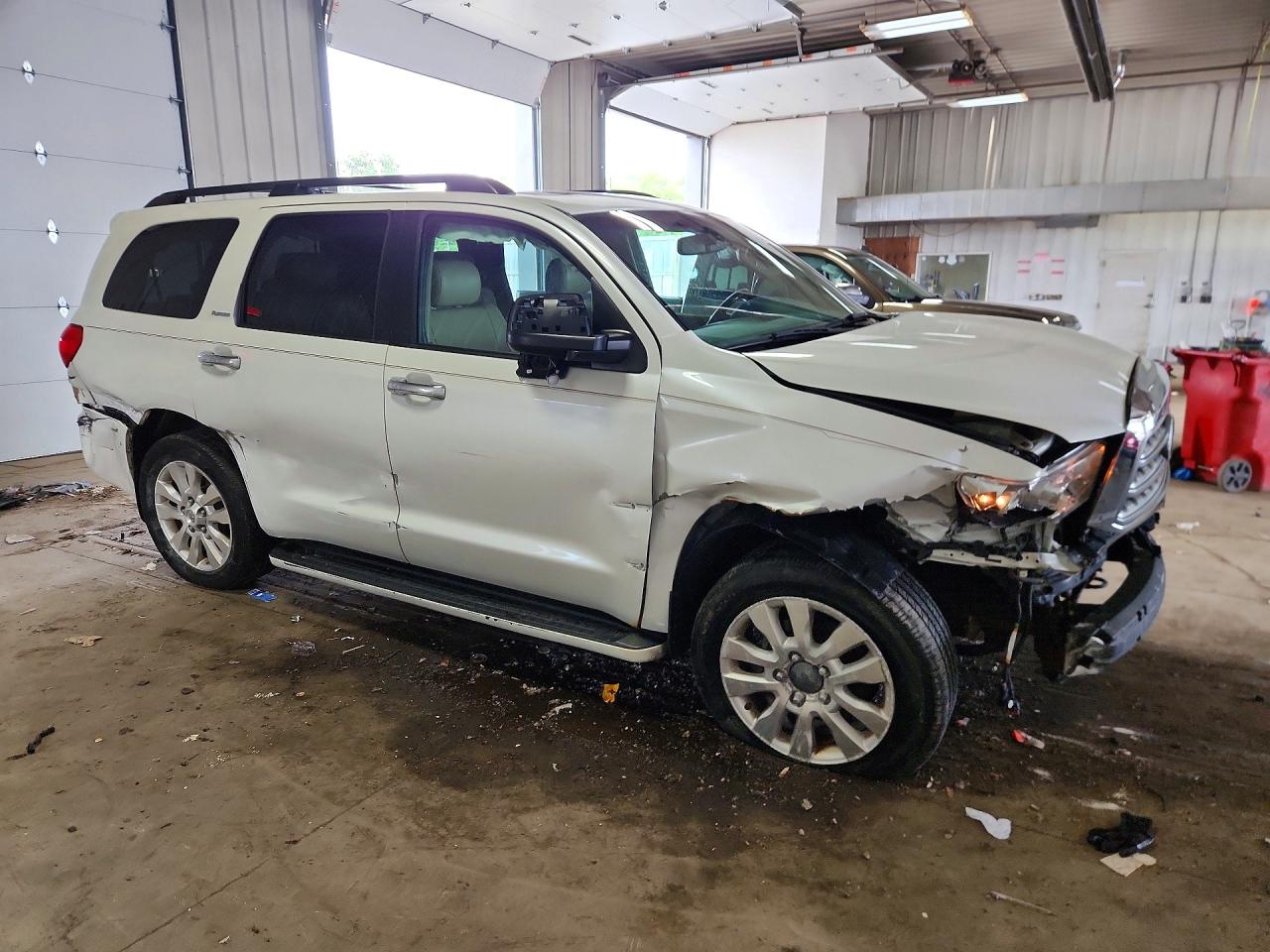 2010 Toyota Sequoia Platinum White vin: 5TDDW5G10AS038404