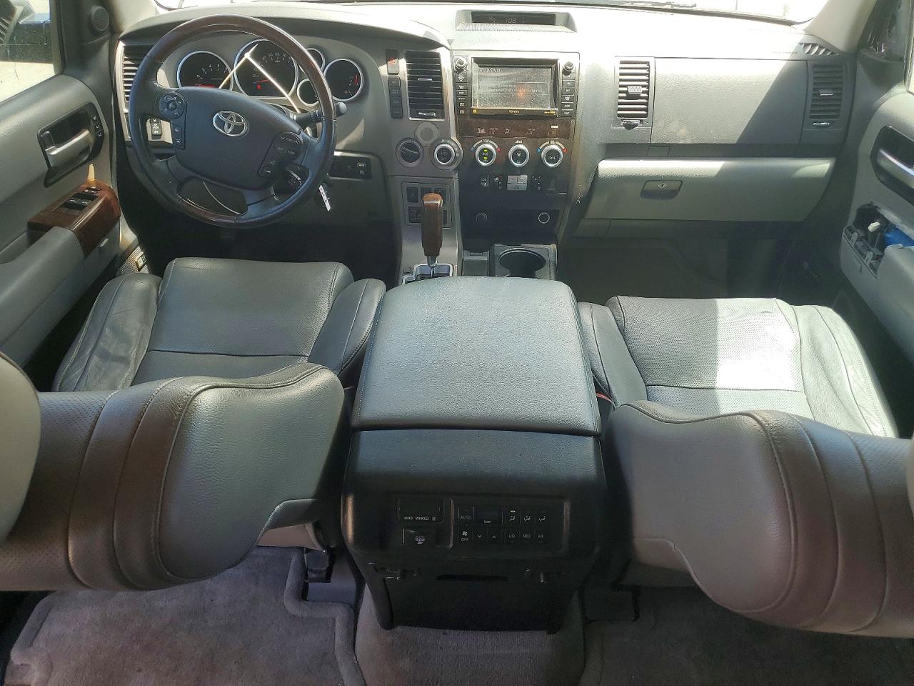 2010 Toyota Sequoia Platinum Silver vin: 5TDDW5G15AS026328