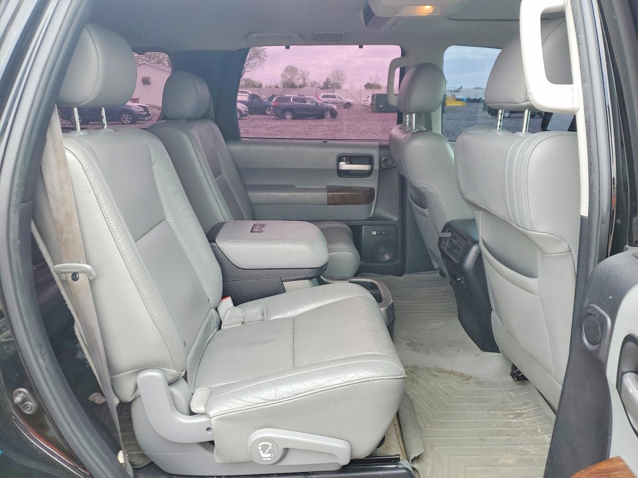 2010 Toyota Sequoia Platinum Black vin: 5TDDW5G15AS034526