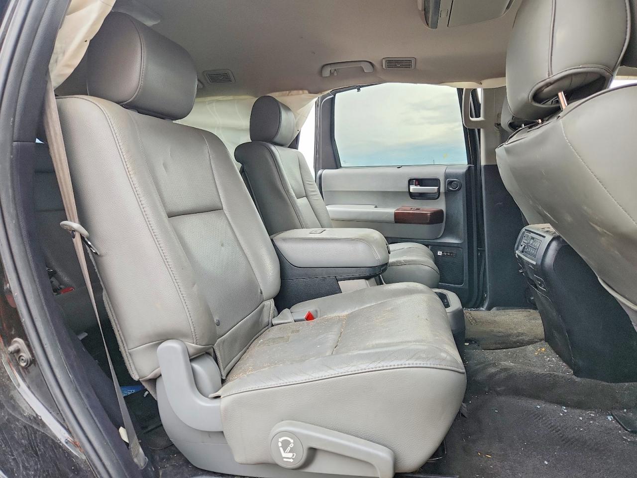 2013 Toyota Sequoia Platinum Black vin: 5TDDW5G15DS085027