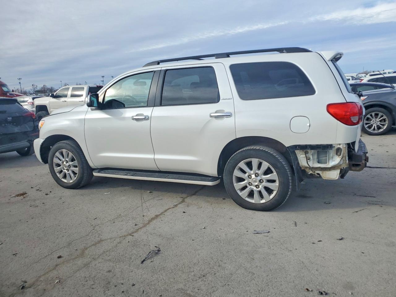 2010 Toyota Sequoia Platinum White vin: 5TDDW5G17AS027111