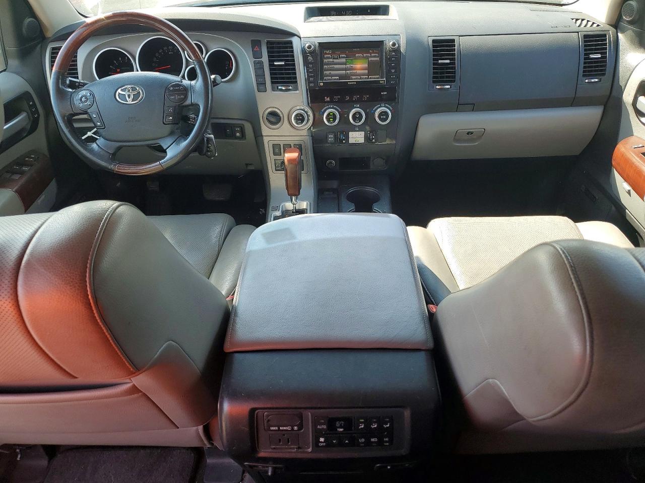 2012 Toyota Sequoia Platinum Серебряный vin: 5TDDW5G17CS058040