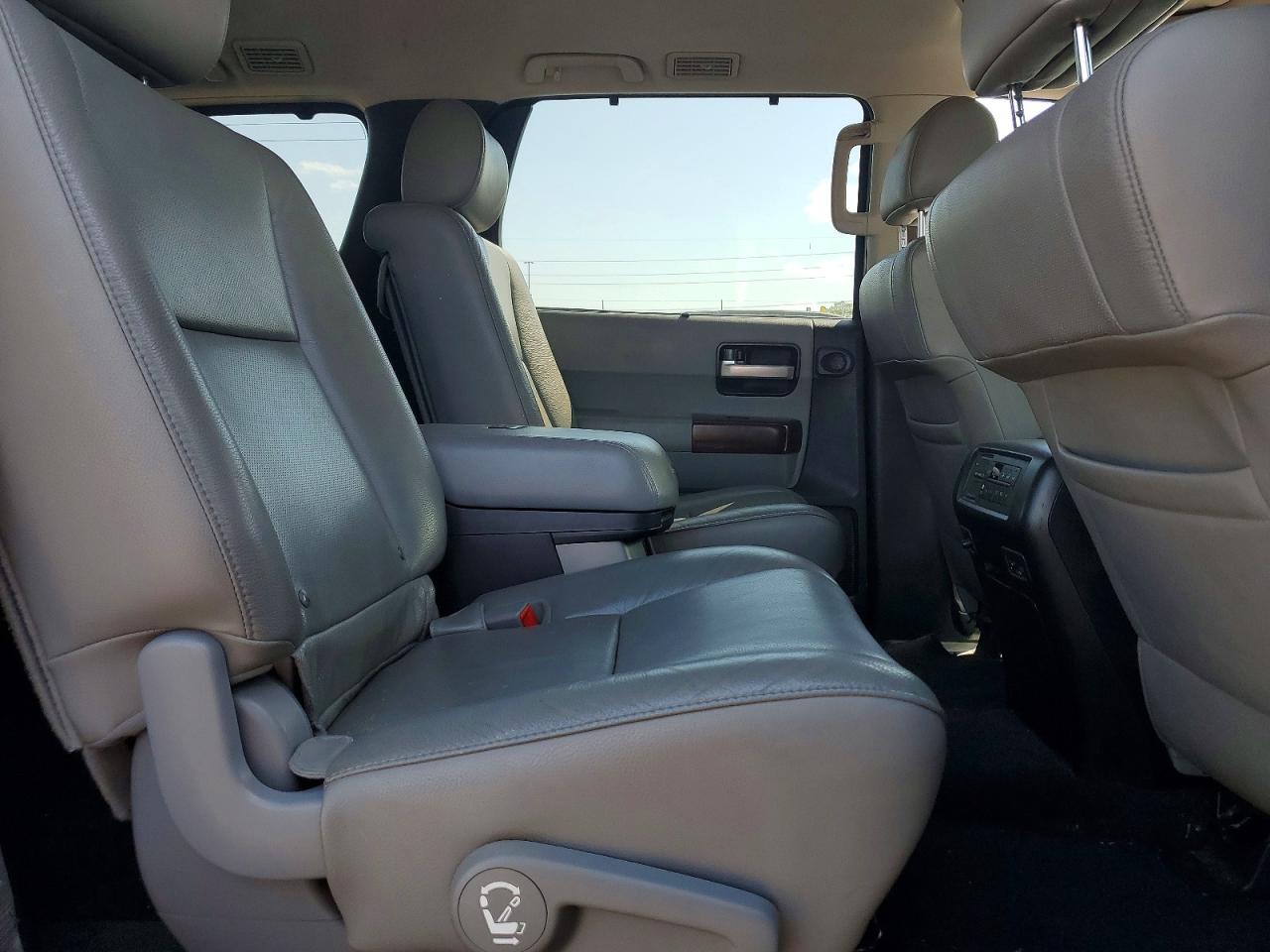 2012 Toyota Sequoia Platinum Серебряный vin: 5TDDW5G17CS058040