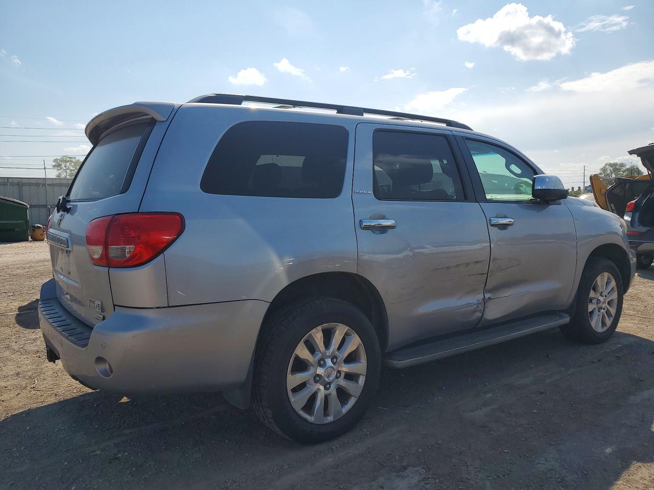 2012 Toyota Sequoia Platinum Серебряный vin: 5TDDW5G17CS058040