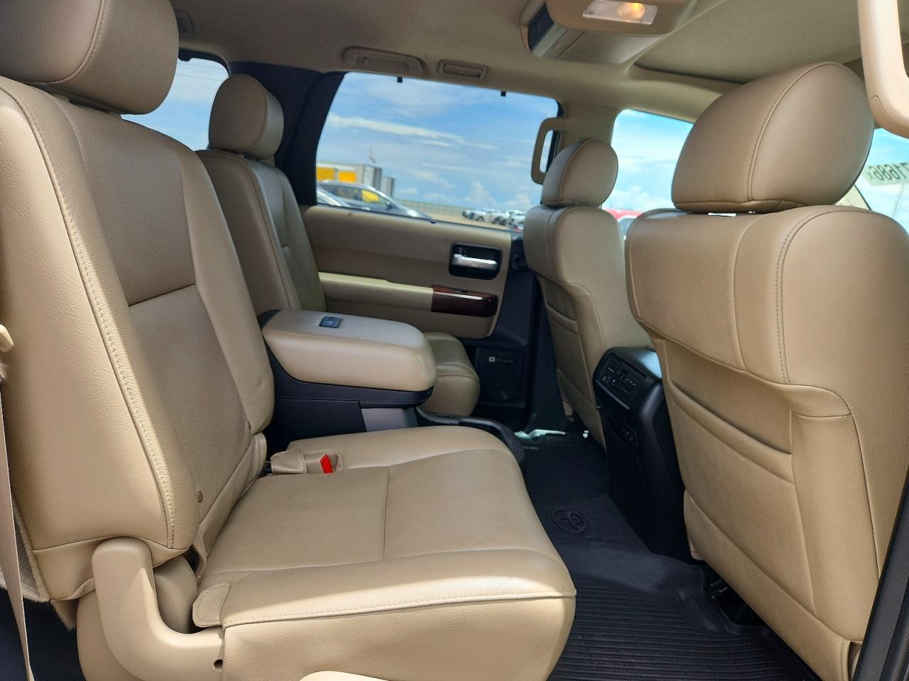 2014 Toyota Sequoia Platinum White vin: 5TDDW5G17ES099688