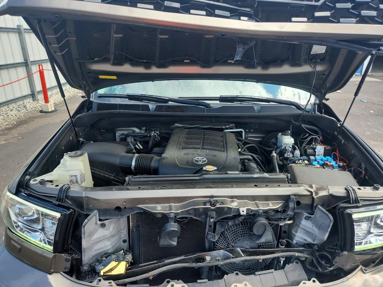2014 Toyota Sequoia Platinum Золотой vin: 5TDDW5G17ES106414