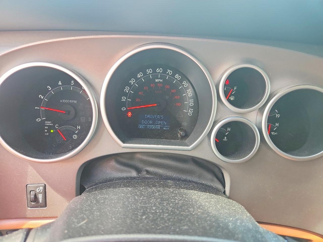 2014 Toyota Sequoia Platinum Золотой vin: 5TDDW5G17ES106414