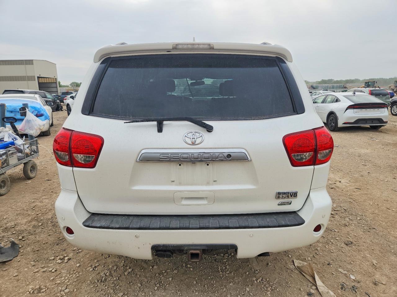 2011 Toyota Sequoia Platinum Белый vin: 5TDDW5G18BS043724