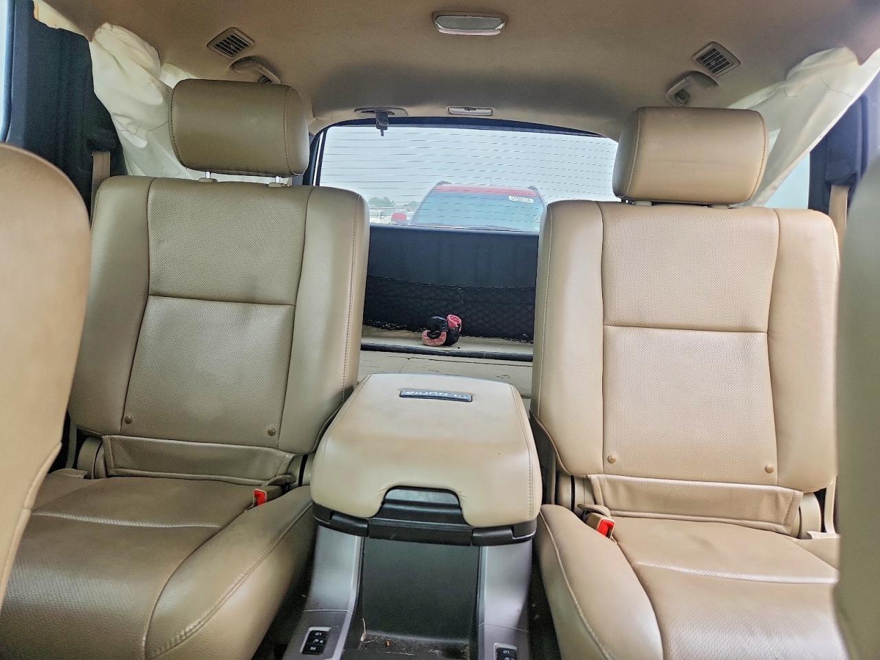 2011 Toyota Sequoia Platinum Белый vin: 5TDDW5G18BS043724