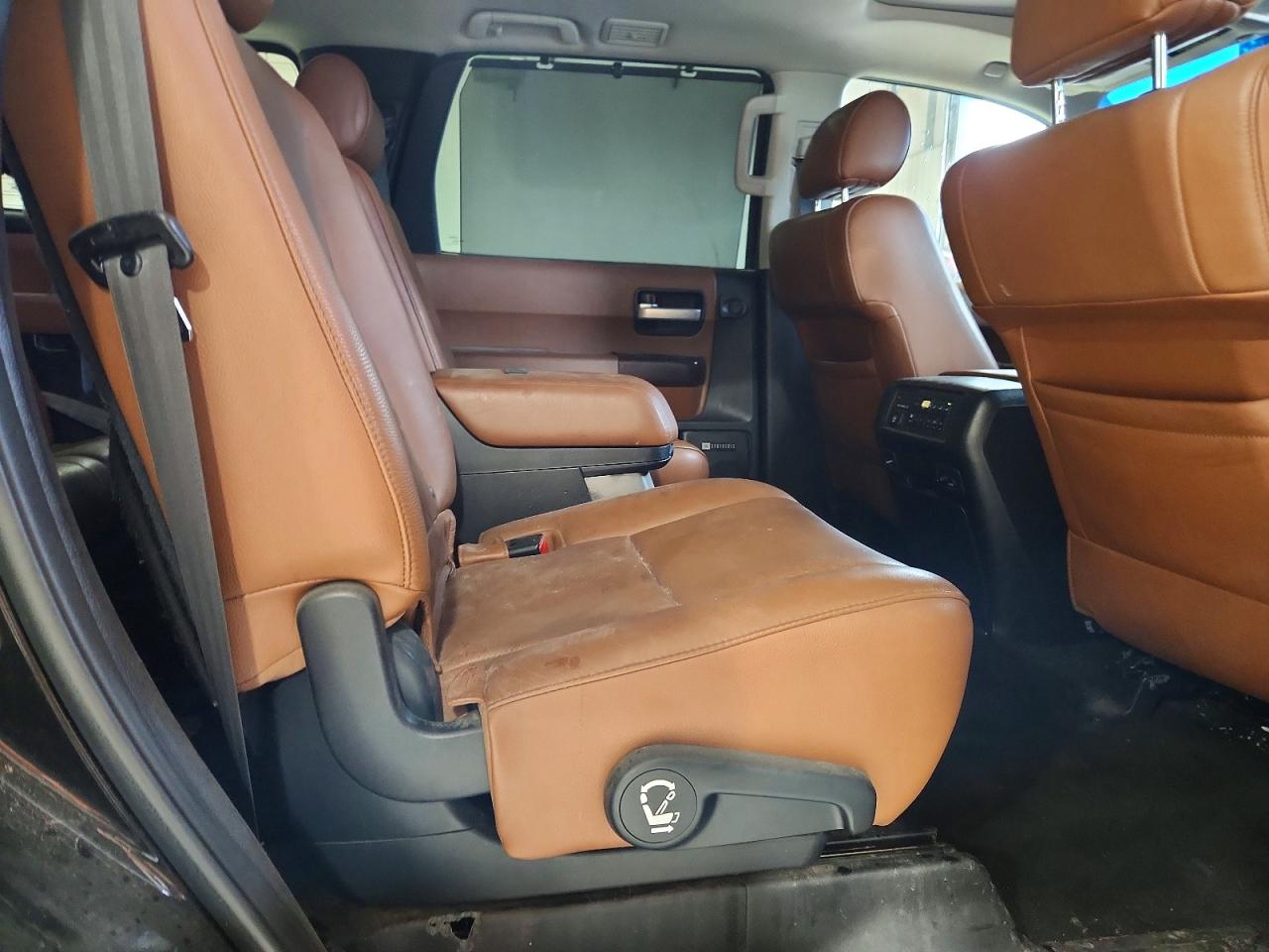 2011 Toyota Sequoia Platinum Черный vin: 5TDDY5G16BS043618