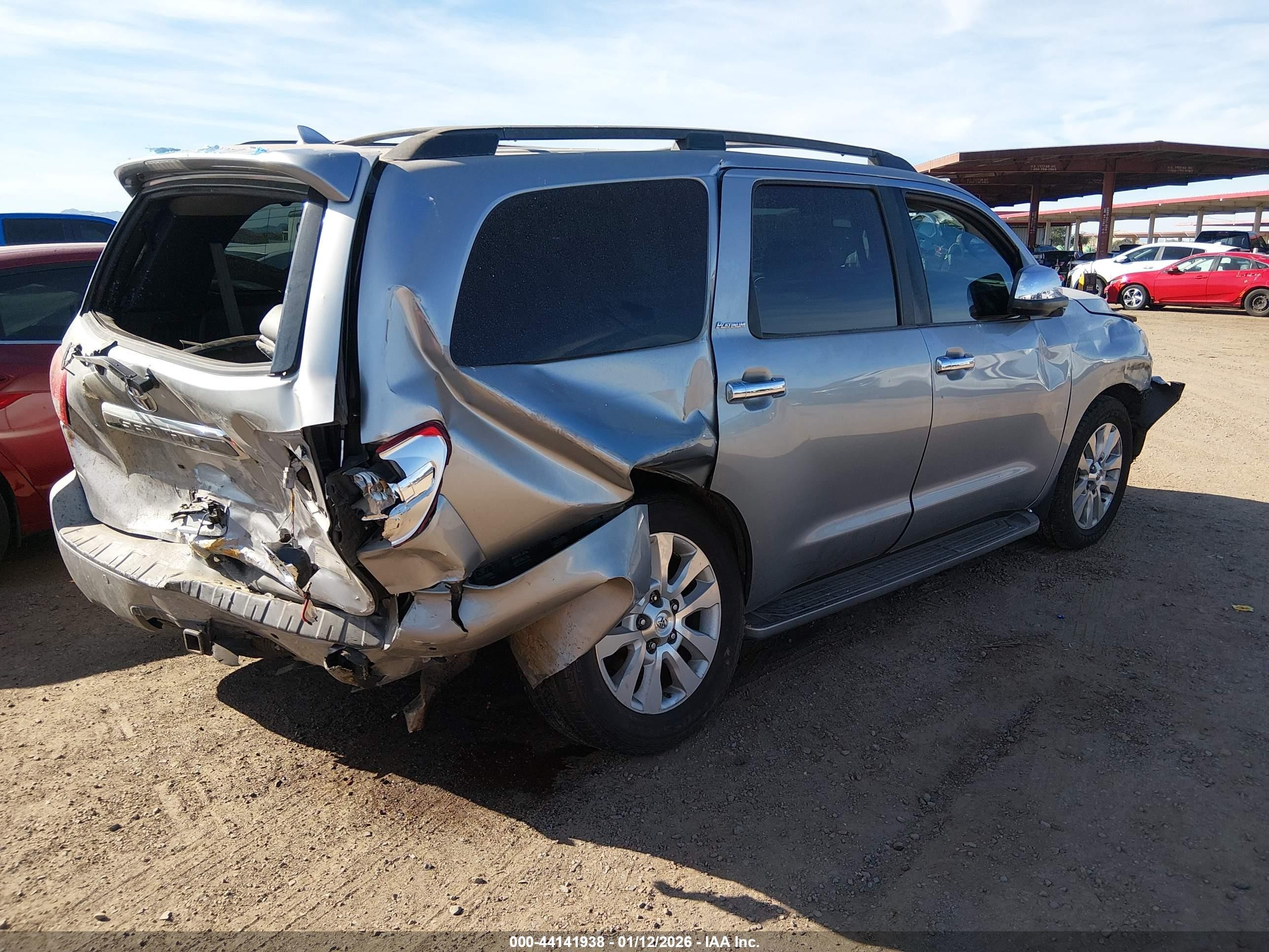 2011 Toyota Sequoia Platinum 5.7l V8 Серебряный vin: 5TDDY5G18BS050456