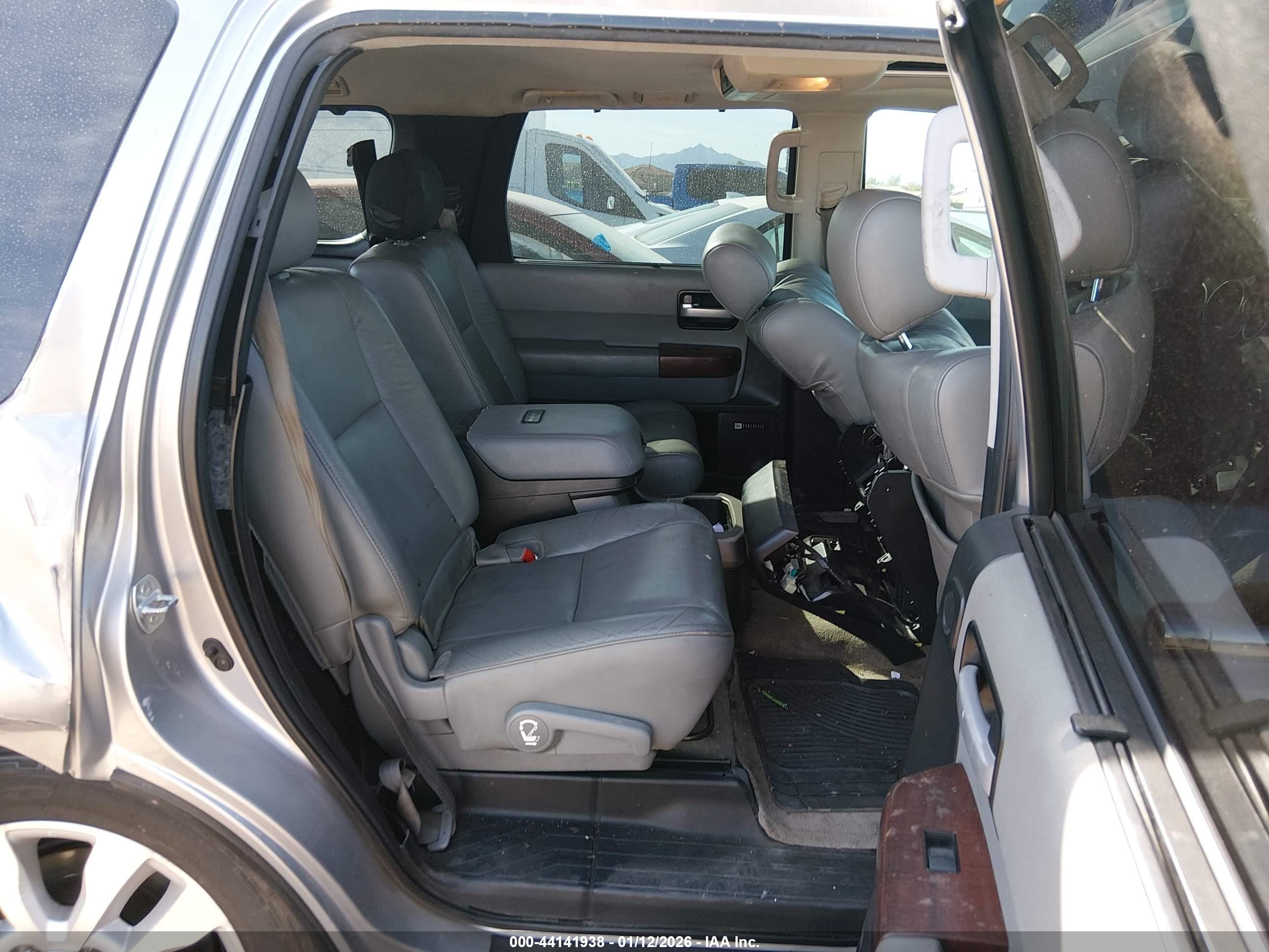 2011 Toyota Sequoia Platinum 5.7l V8 Серебряный vin: 5TDDY5G18BS050456