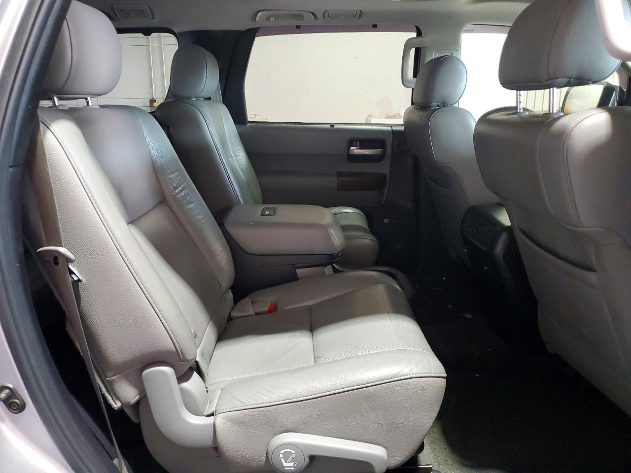 2012 Toyota Sequoia Platinum Silver vin: 5TDDY5G1XCS068250