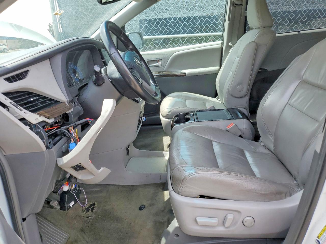 2017 Toyota Sienna Xle Premium 7-passenger White vin: 5TDDZ3DC2HS161164