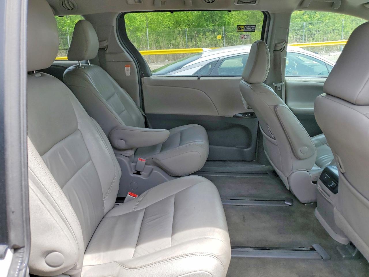 2017 Toyota Sienna Xle Premium 7-passenger White vin: 5TDDZ3DC2HS161164