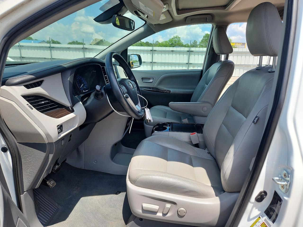 2020 Toyota Sienna Xle 7-passenger White vin: 5TDDZ3DC5LS235721