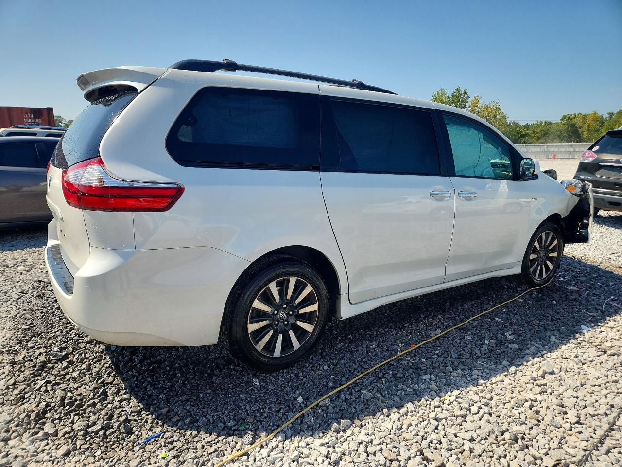 2018 Toyota Sienna Xle 7-passenger White vin: 5TDDZ3DC8JS202970