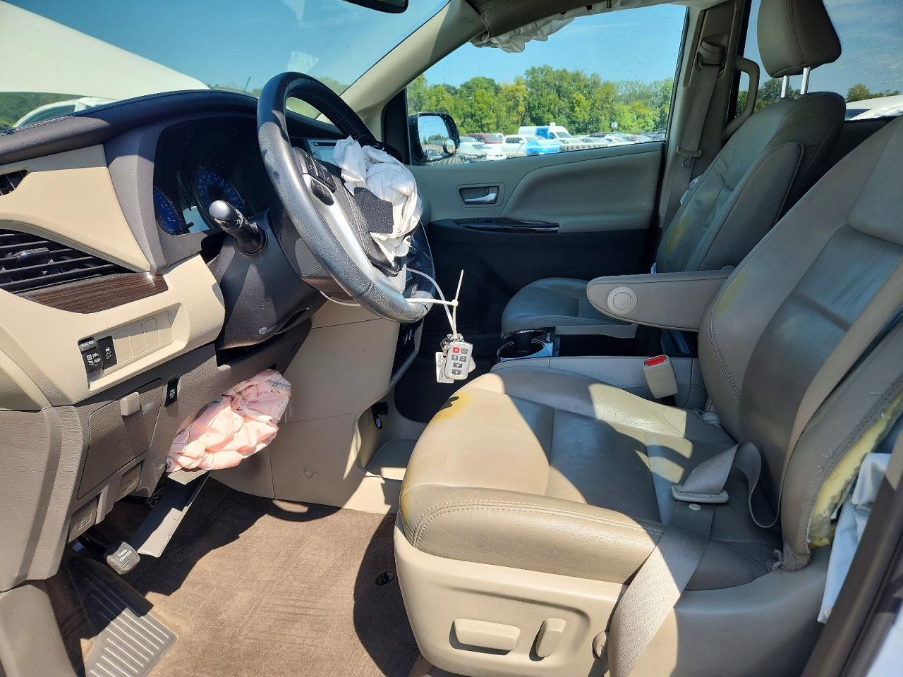 2018 Toyota Sienna Xle 7-passenger White vin: 5TDDZ3DC8JS202970