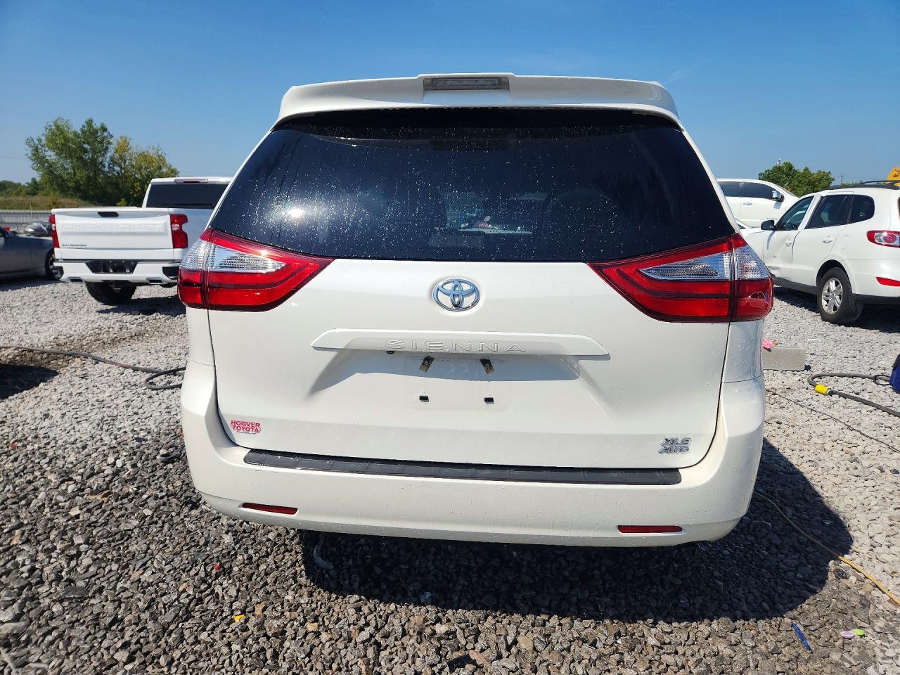 2018 Toyota Sienna Xle 7-passenger White vin: 5TDDZ3DC8JS202970