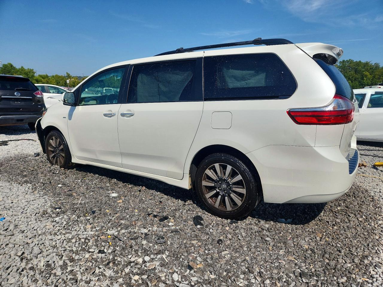 2018 Toyota Sienna Xle 7-passenger White vin: 5TDDZ3DC8JS202970