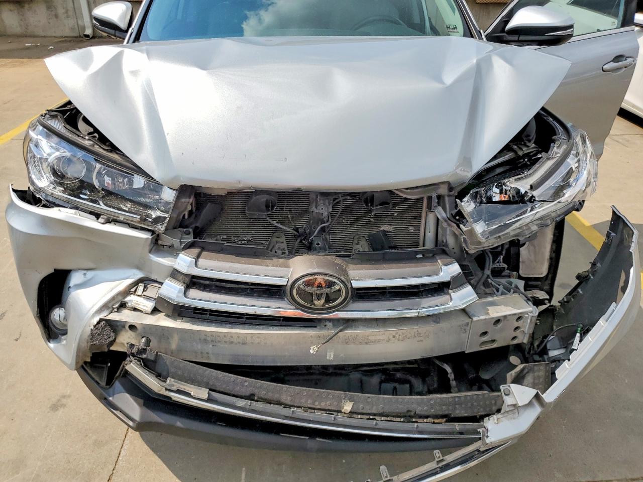 2018 Toyota Highlander Limited Platinum Silver vin: 5TDDZRFH1JS871609