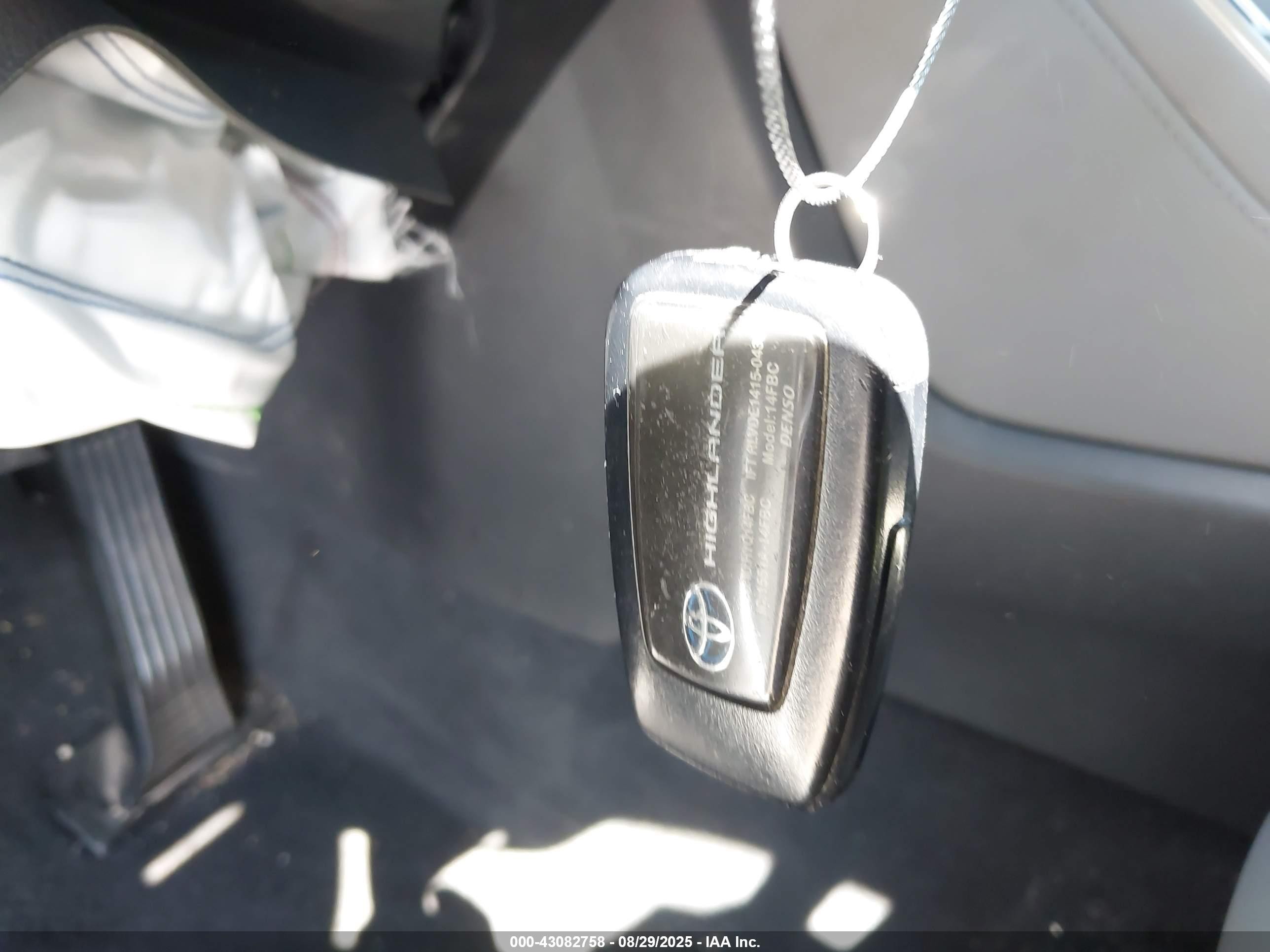 2021 Toyota Highlander Hybrid Platinum Белый vin: 5TDEBRCH3MS050562