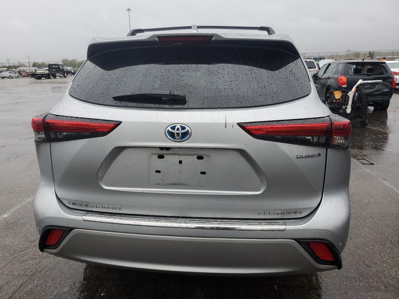 2021 Toyota Highlander Hybrid Platinum Серебряный vin: 5TDEBRCH8MS028654