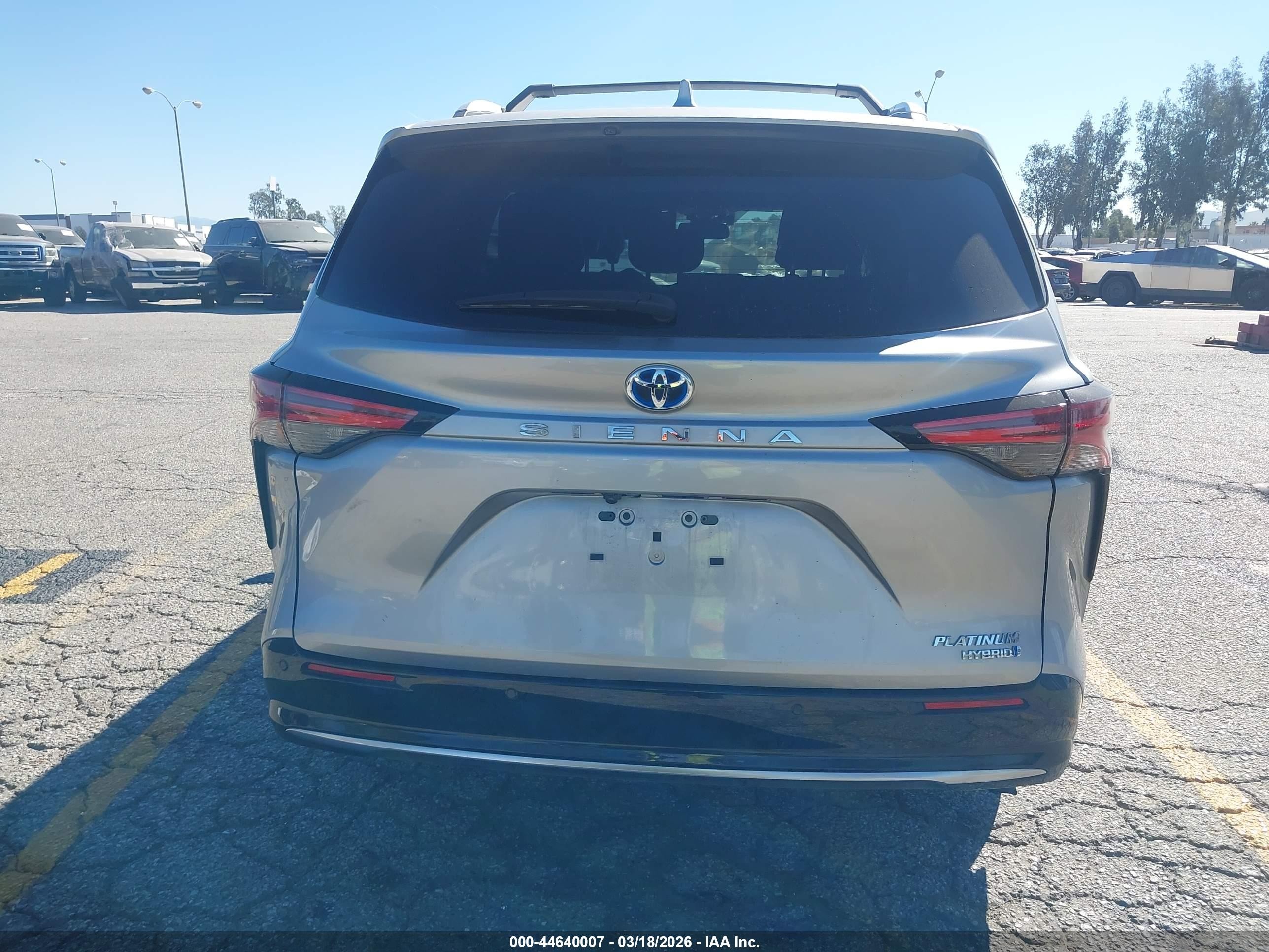 2024 Toyota Sienna Platinum Silver vin: 5TDERKEC4RS198165