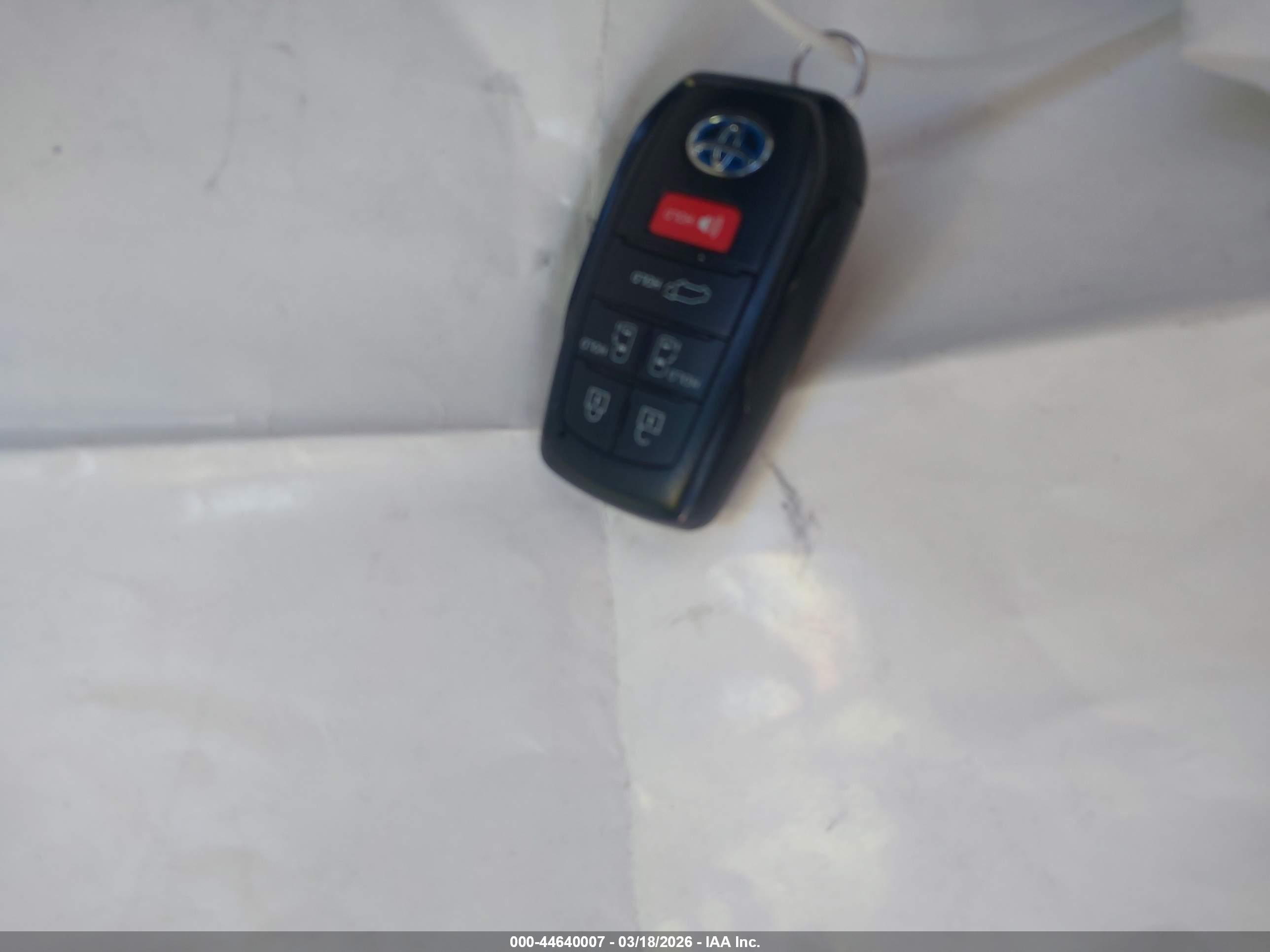 2024 Toyota Sienna Platinum Silver vin: 5TDERKEC4RS198165
